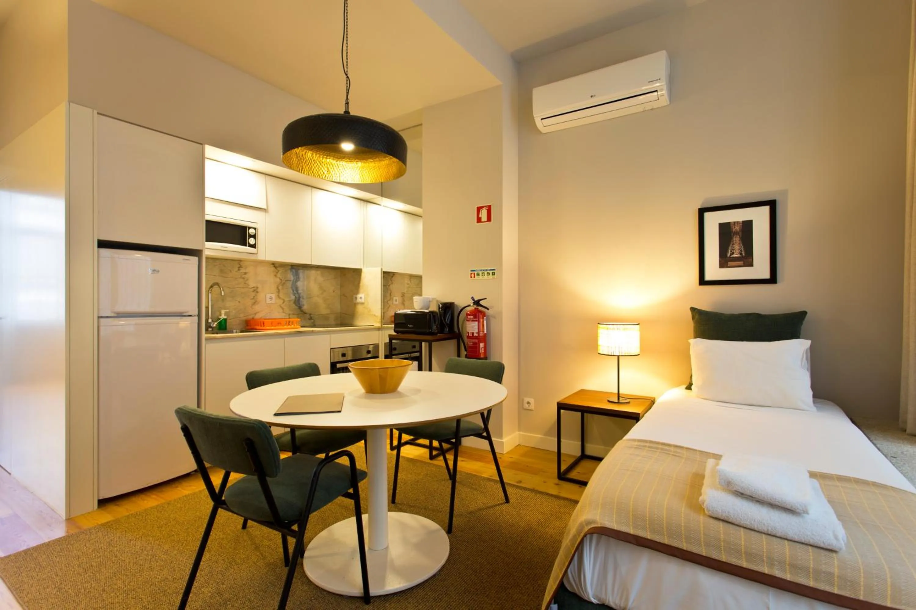 Kitchen or kitchenette, Bed in RVA - Porto Central Flats