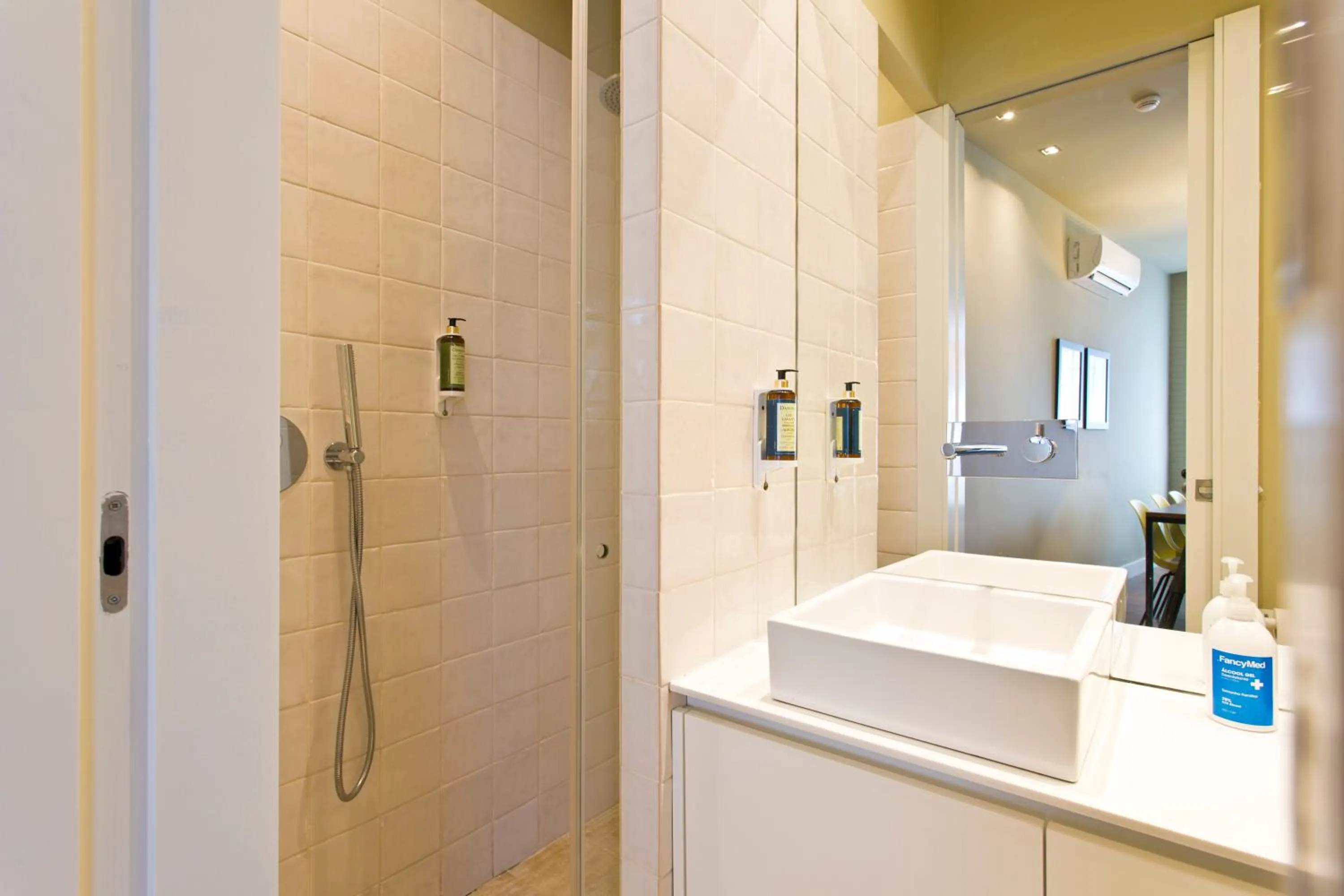 Shower in RVA - Porto Central Flats