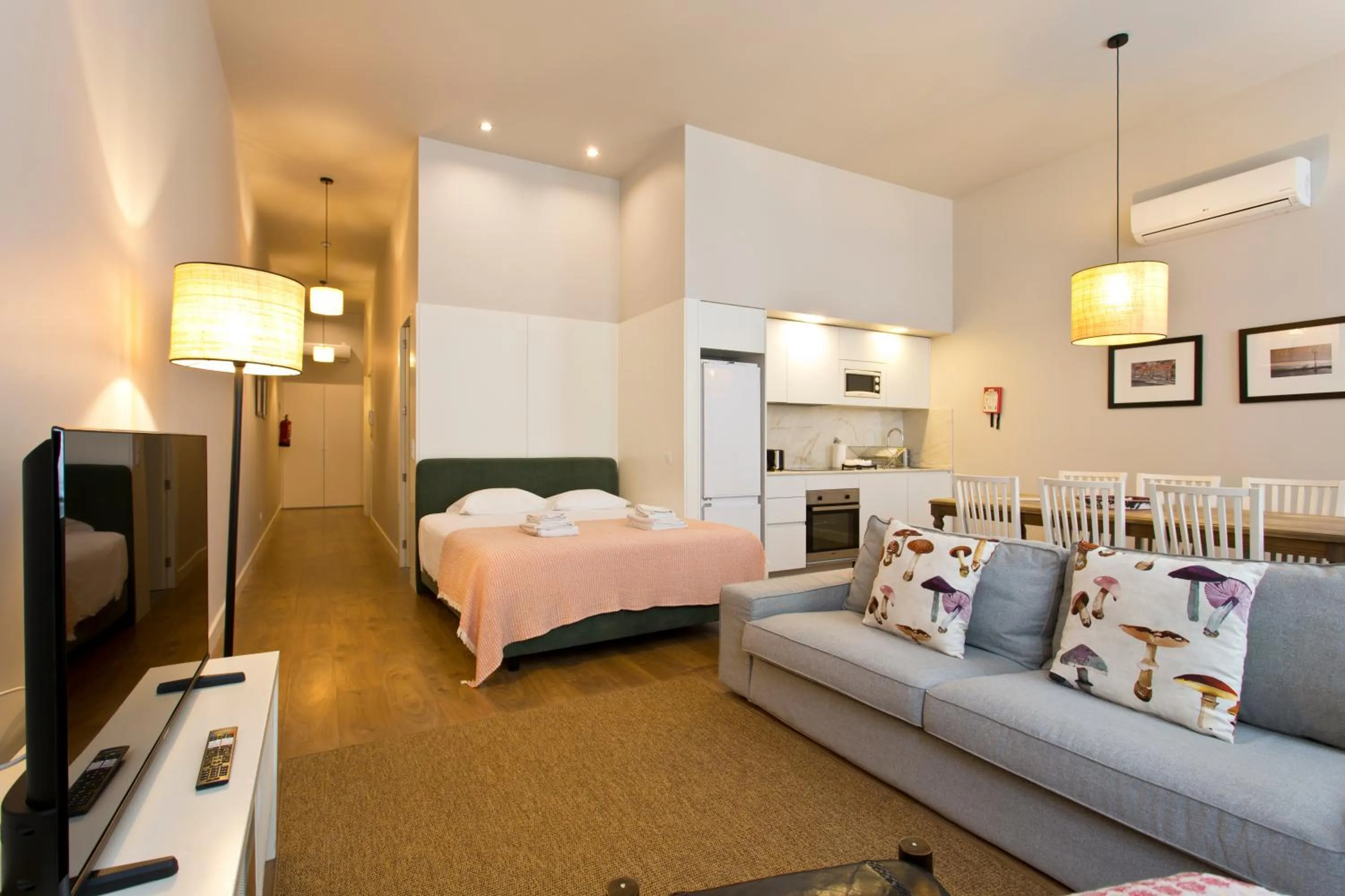 Living room, Bed in RVA - Porto Central Flats