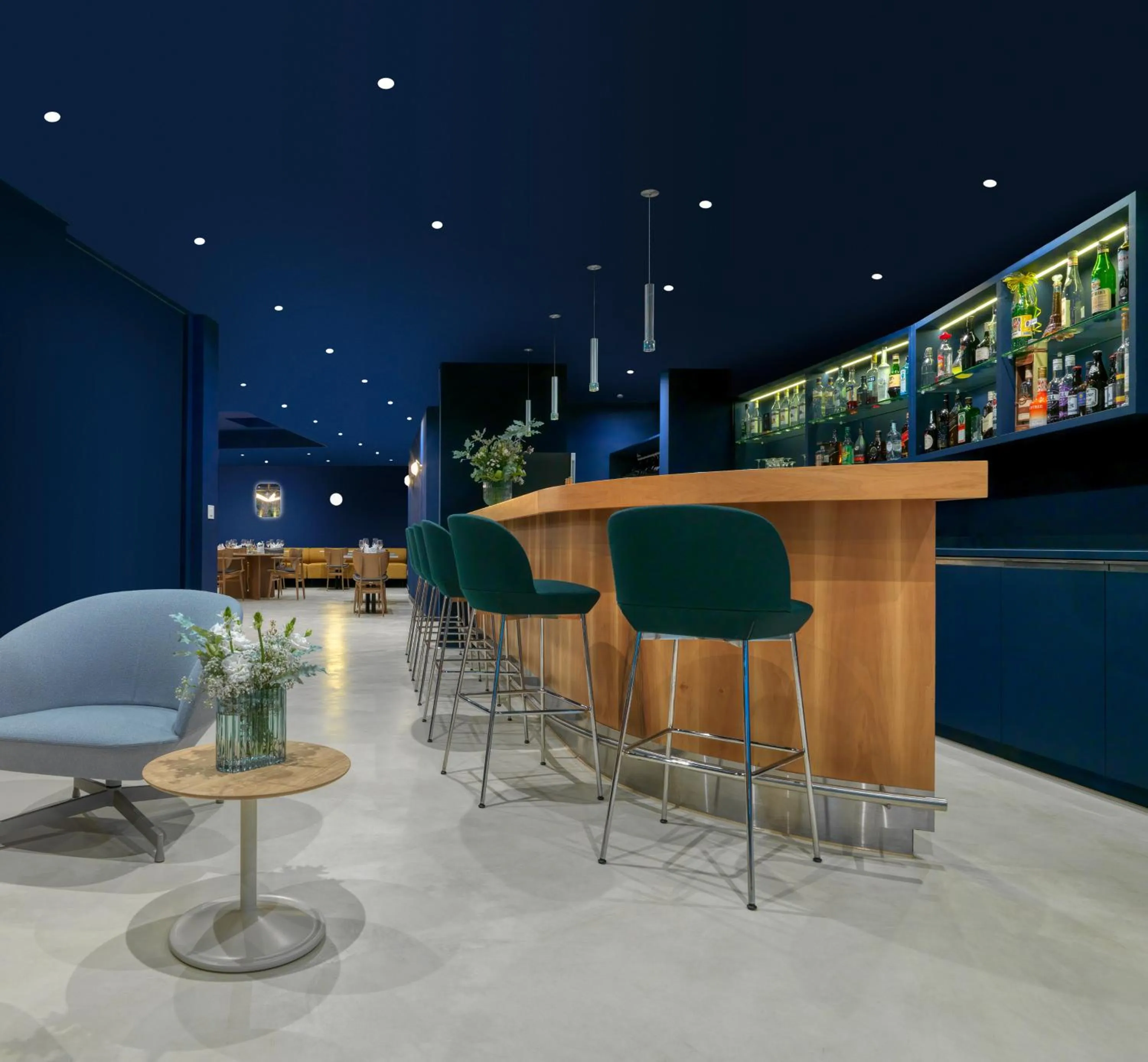 Restaurant/places to eat in Hotel Eastside (free parking garage)