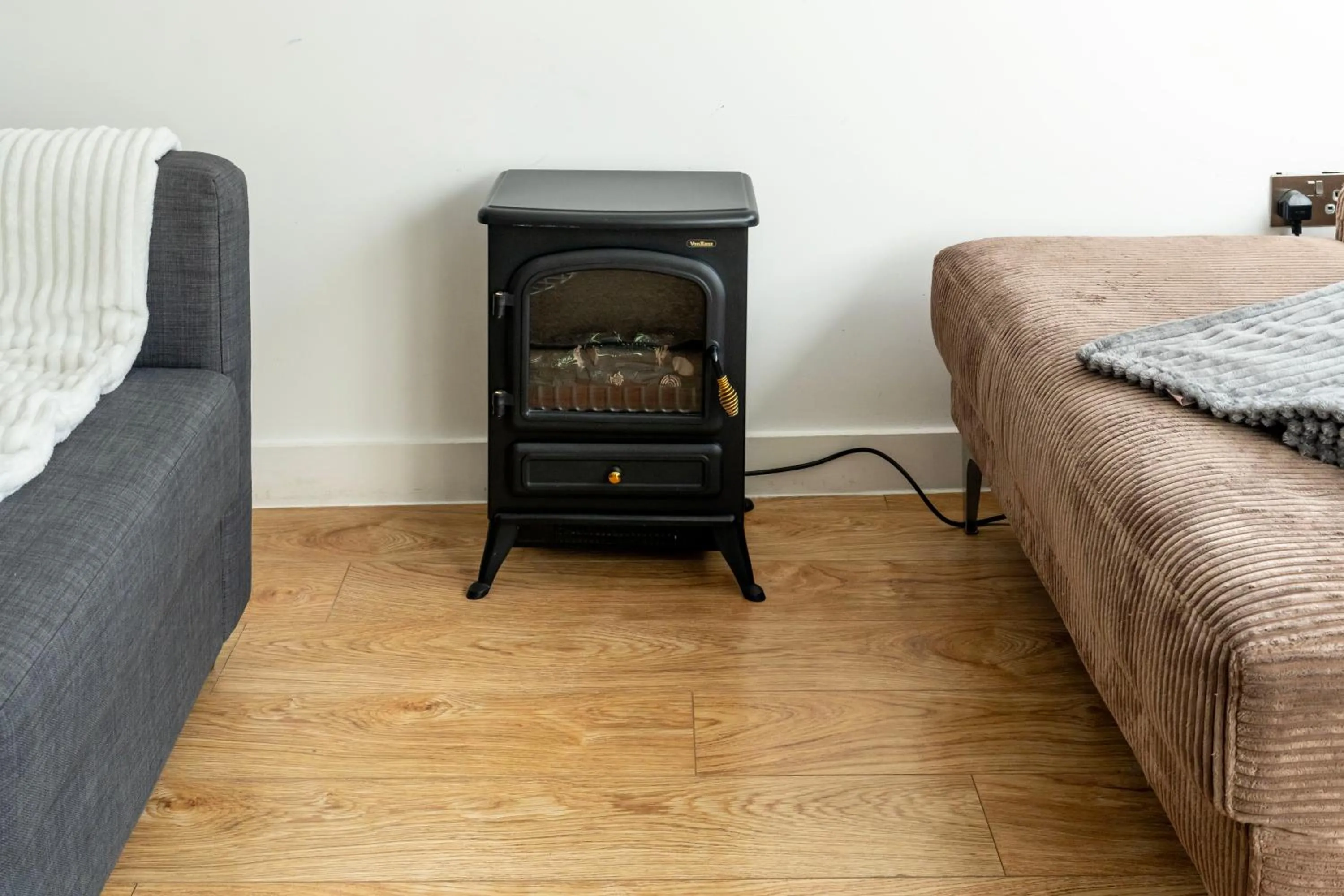 flat iron, Bed in Shoreditch Apartments by DC London Rooms