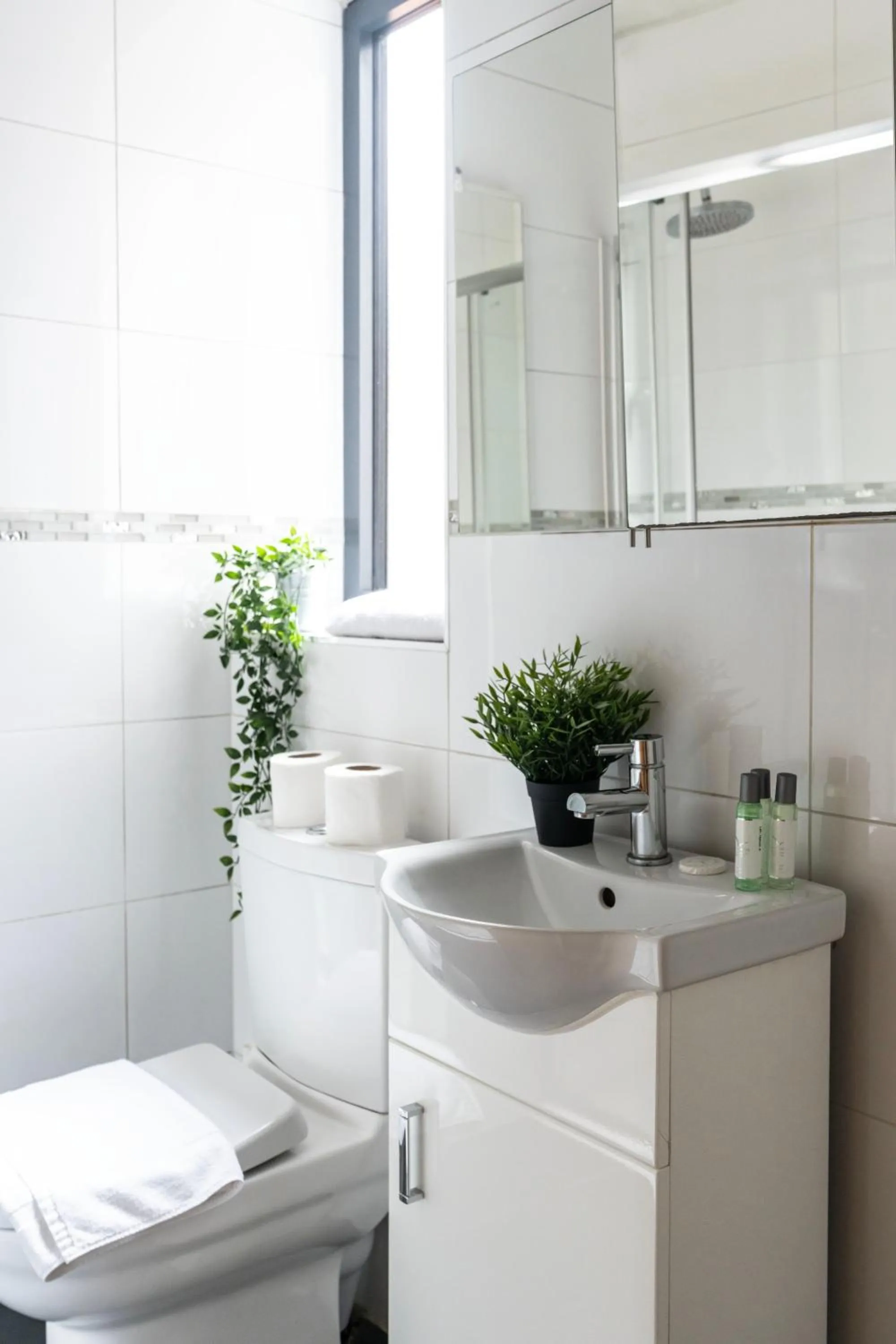 Bathroom in Shoreditch Apartments by DC London Rooms