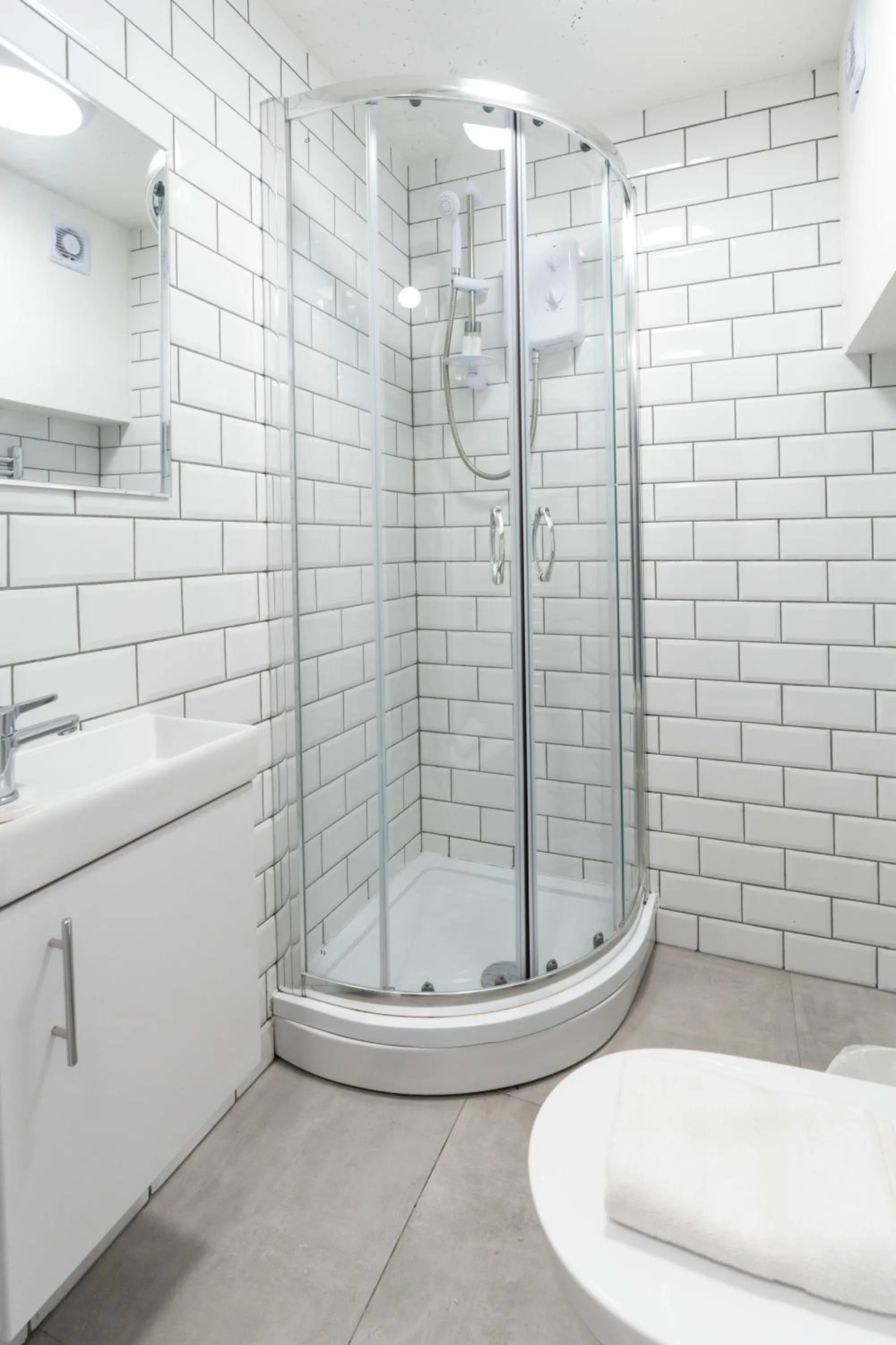 Shower in Shoreditch Apartments by DC London Rooms