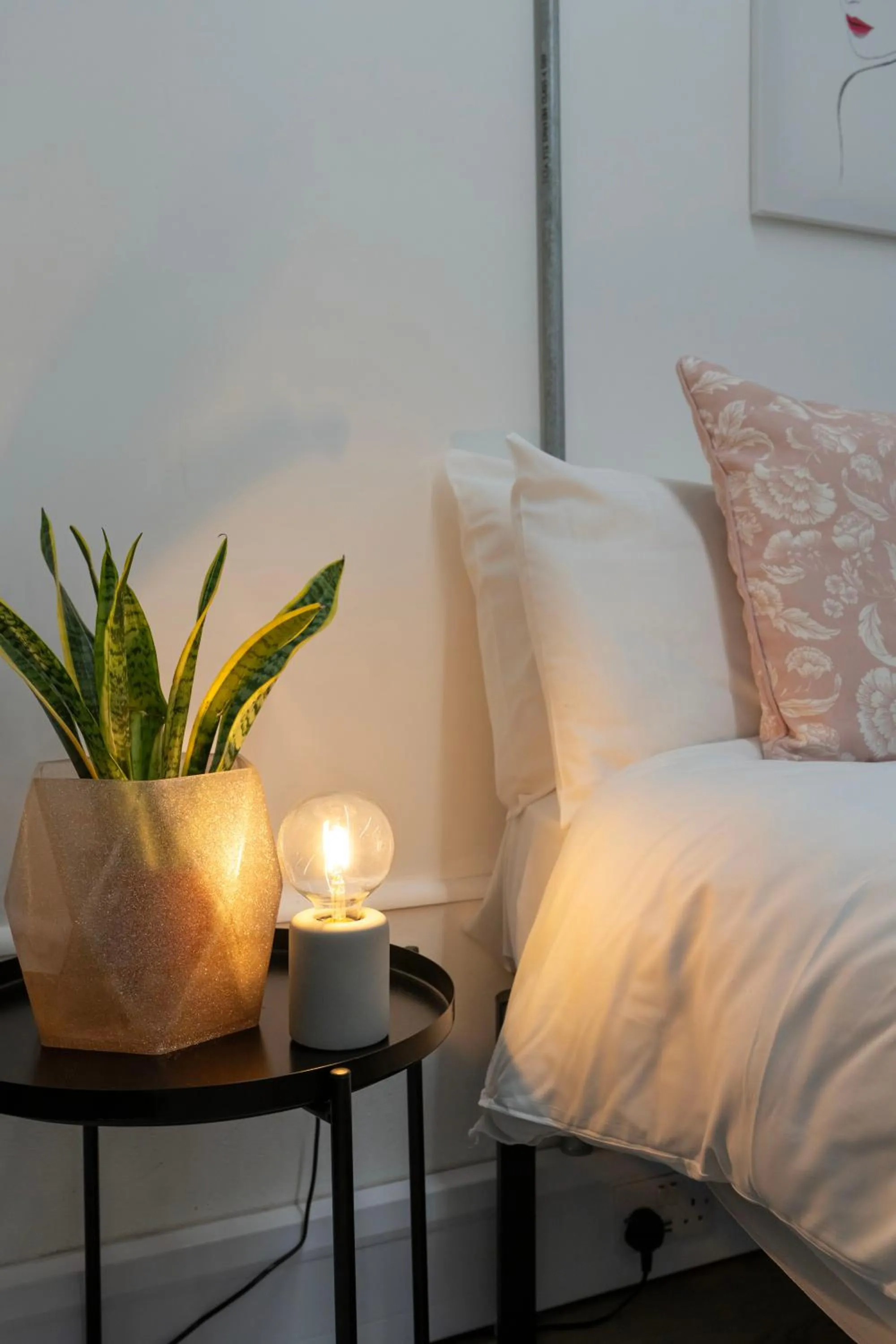 hair dresser, Bed in Shoreditch Apartments by DC London Rooms