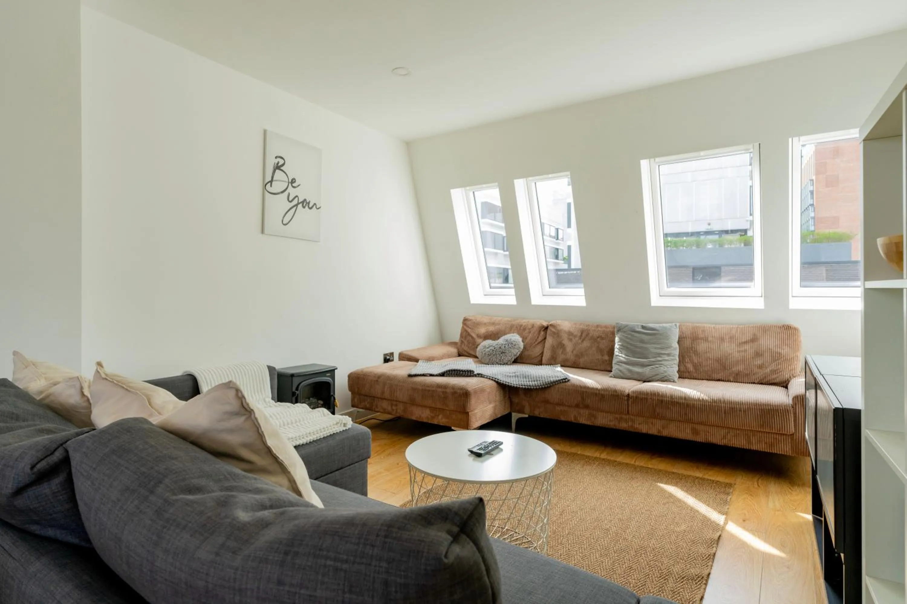 Living room in Shoreditch Apartments by DC London Rooms