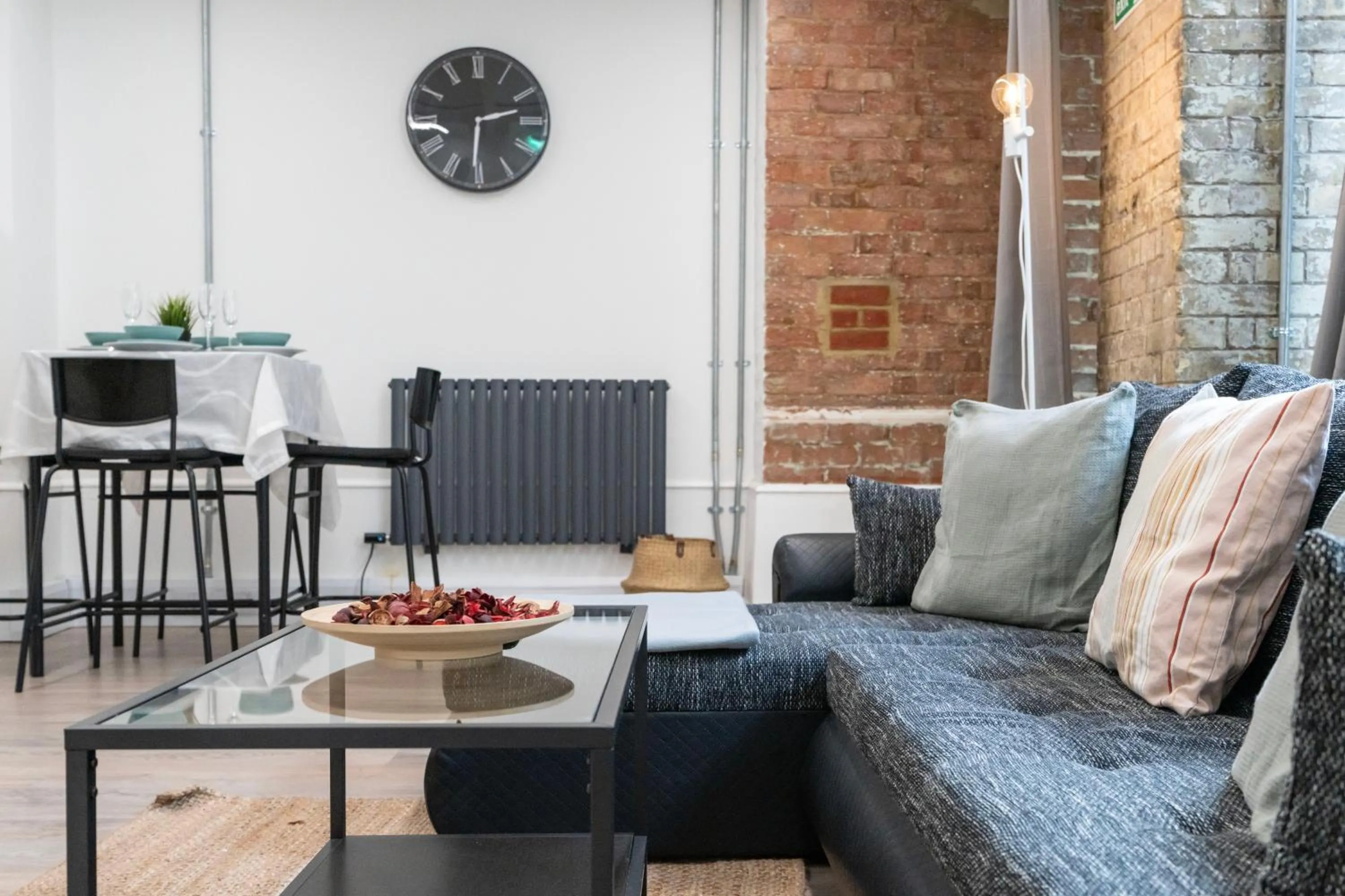 Living room in Shoreditch Apartments by DC London Rooms