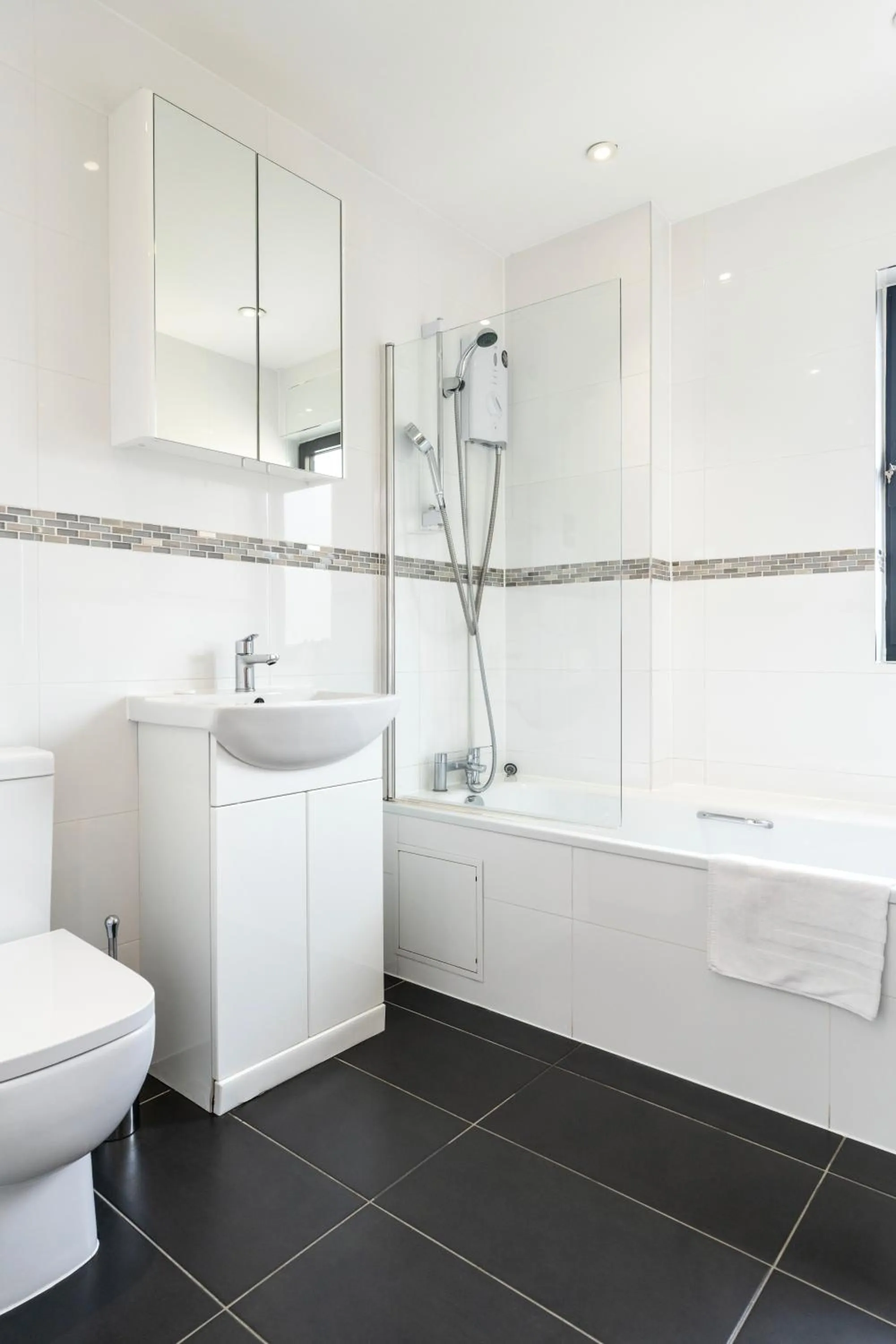 Bathroom in Shoreditch Apartments by DC London Rooms