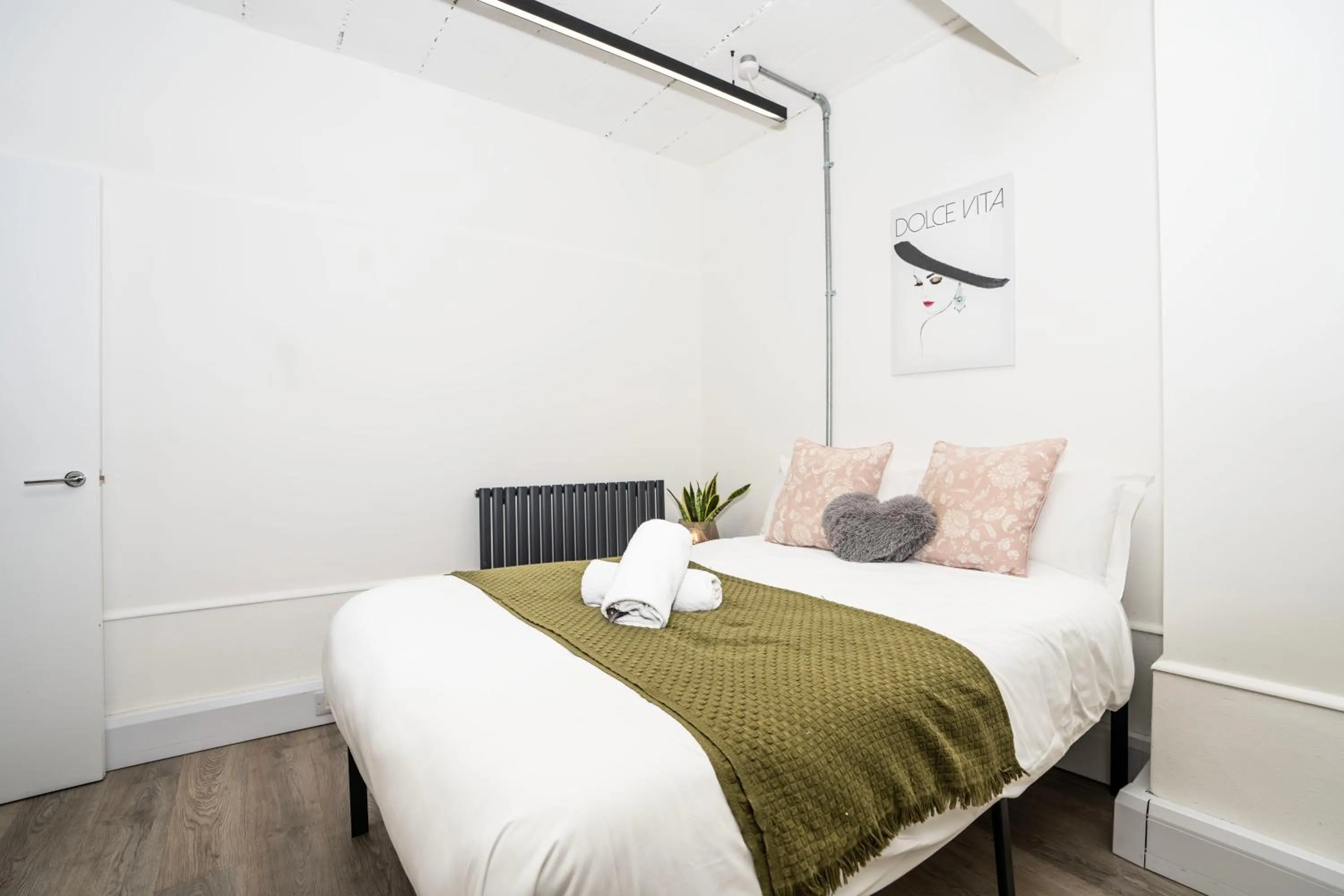 Bed in Shoreditch Apartments by DC London Rooms