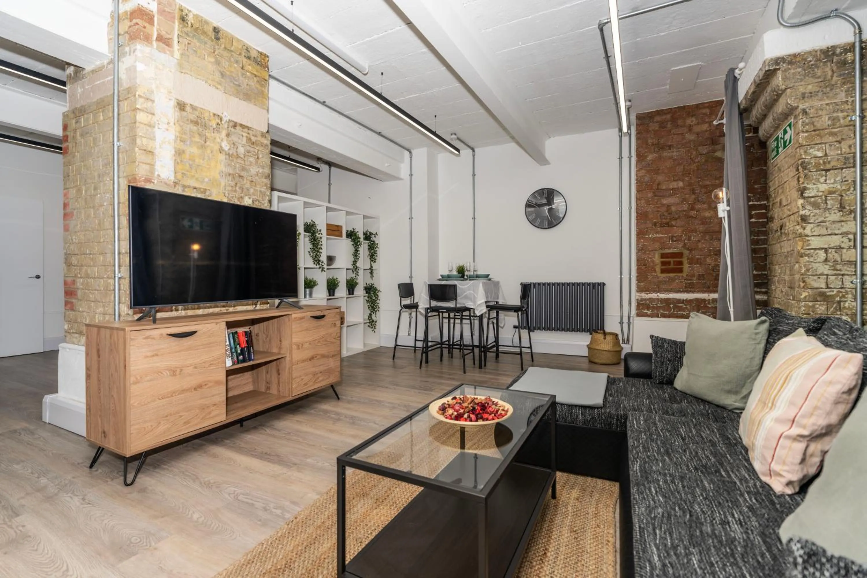 Living room in Shoreditch Apartments by DC London Rooms