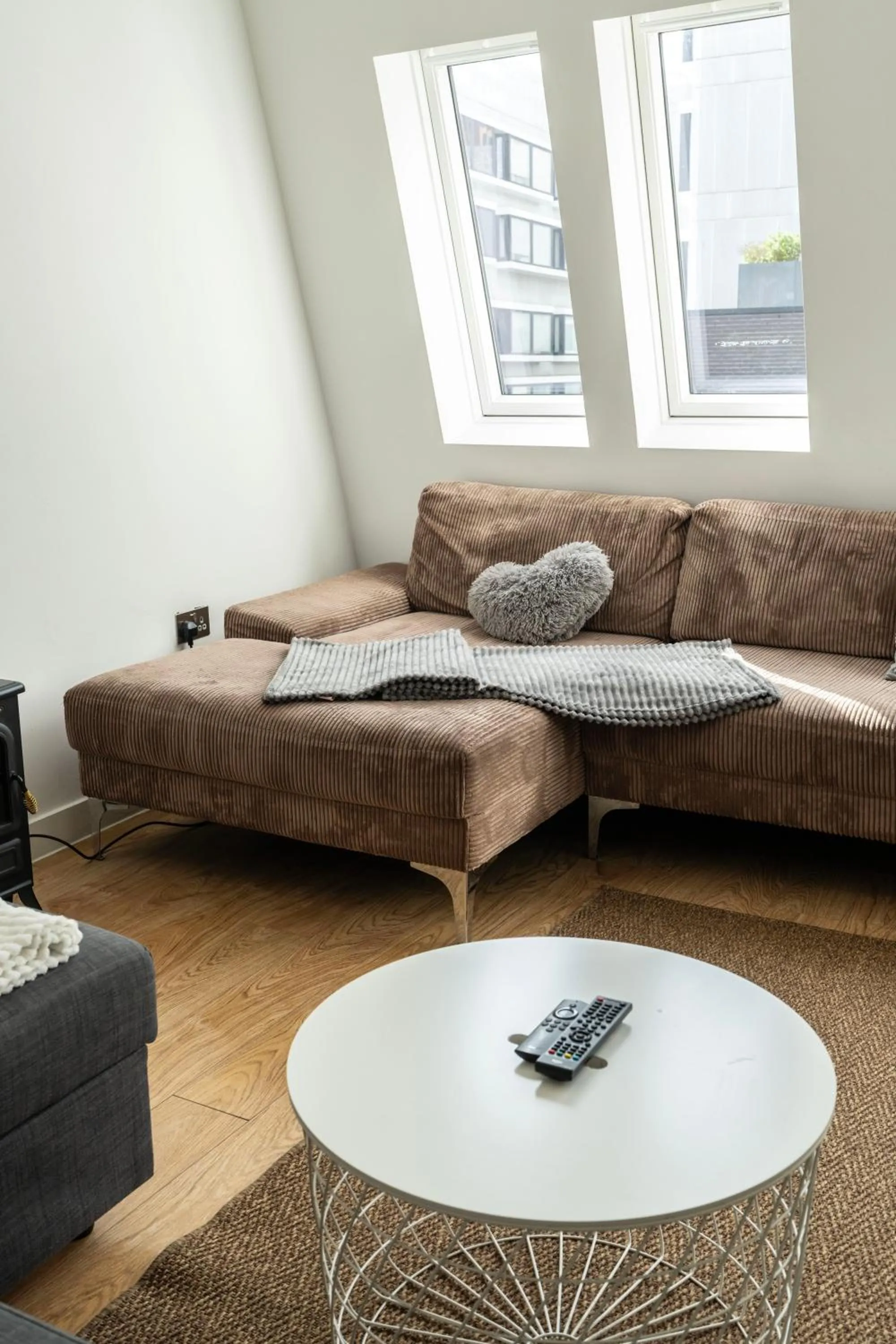 Living room in Shoreditch Apartments by DC London Rooms