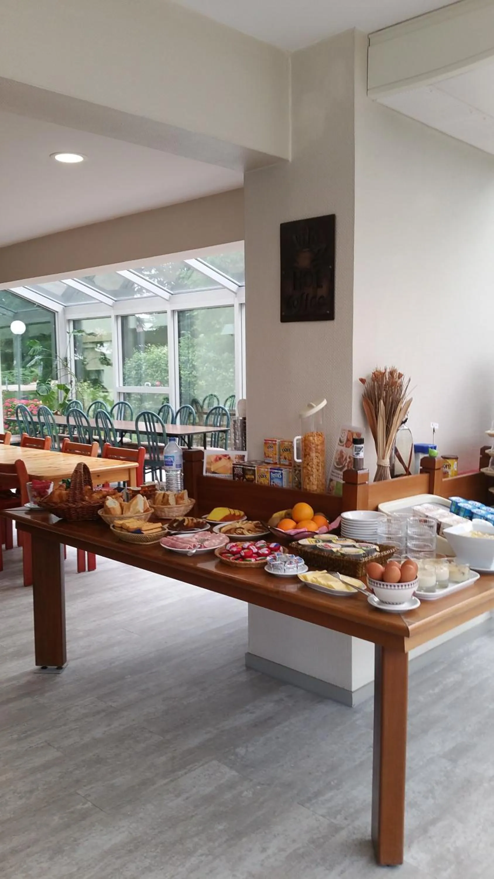 Dining area, Food in Promotel