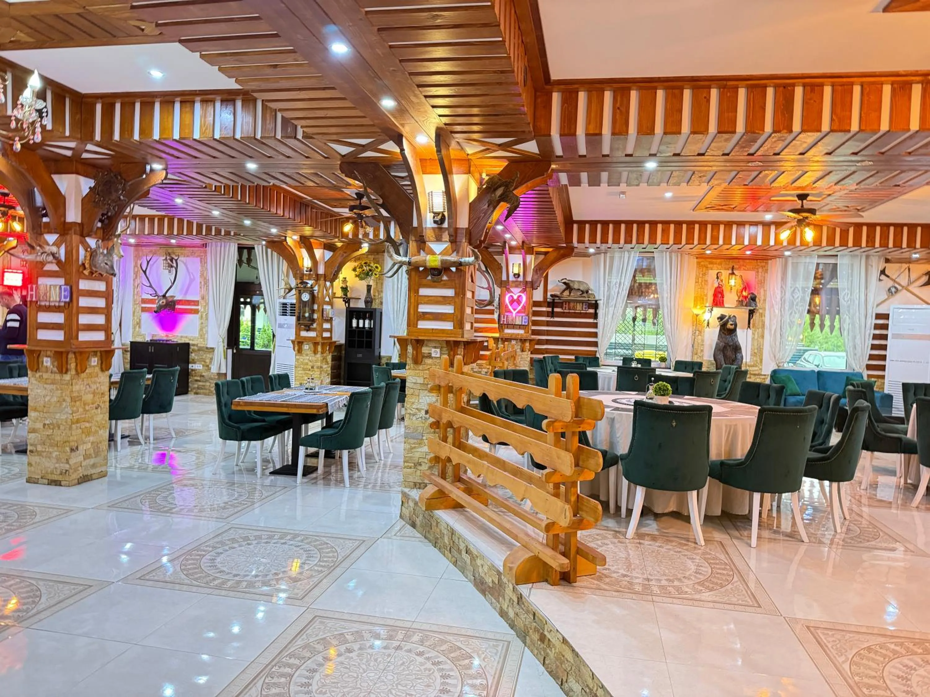 Restaurant/places to eat in Cabana Sura Getilor Arinis