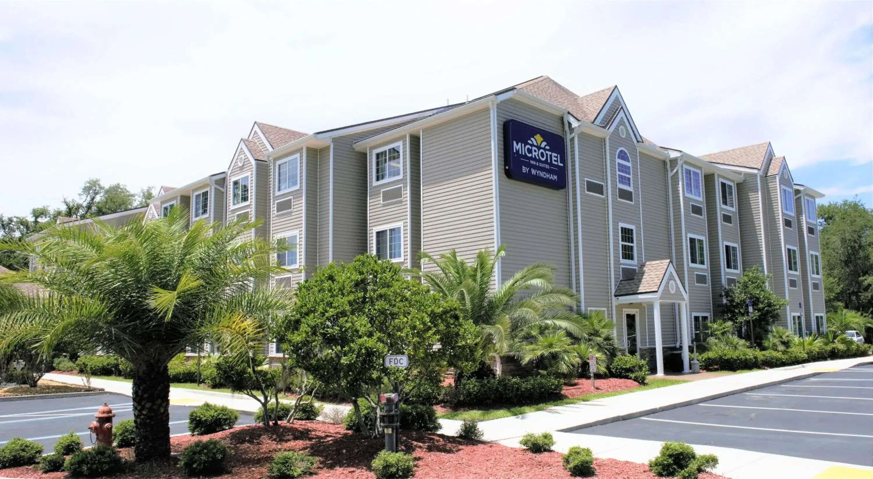Property building in Microtel Inn & Suites by Wyndham Jacksonville Airport Property building in Microtel Inn & Suites by Wyndham Jacksonville Airport