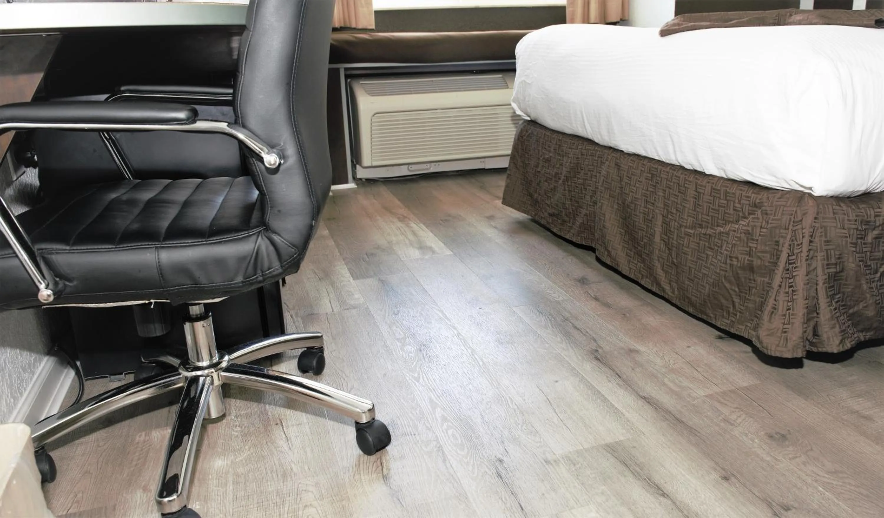 Living room, Bed in Microtel Inn & Suites by Wyndham Jacksonville Airport