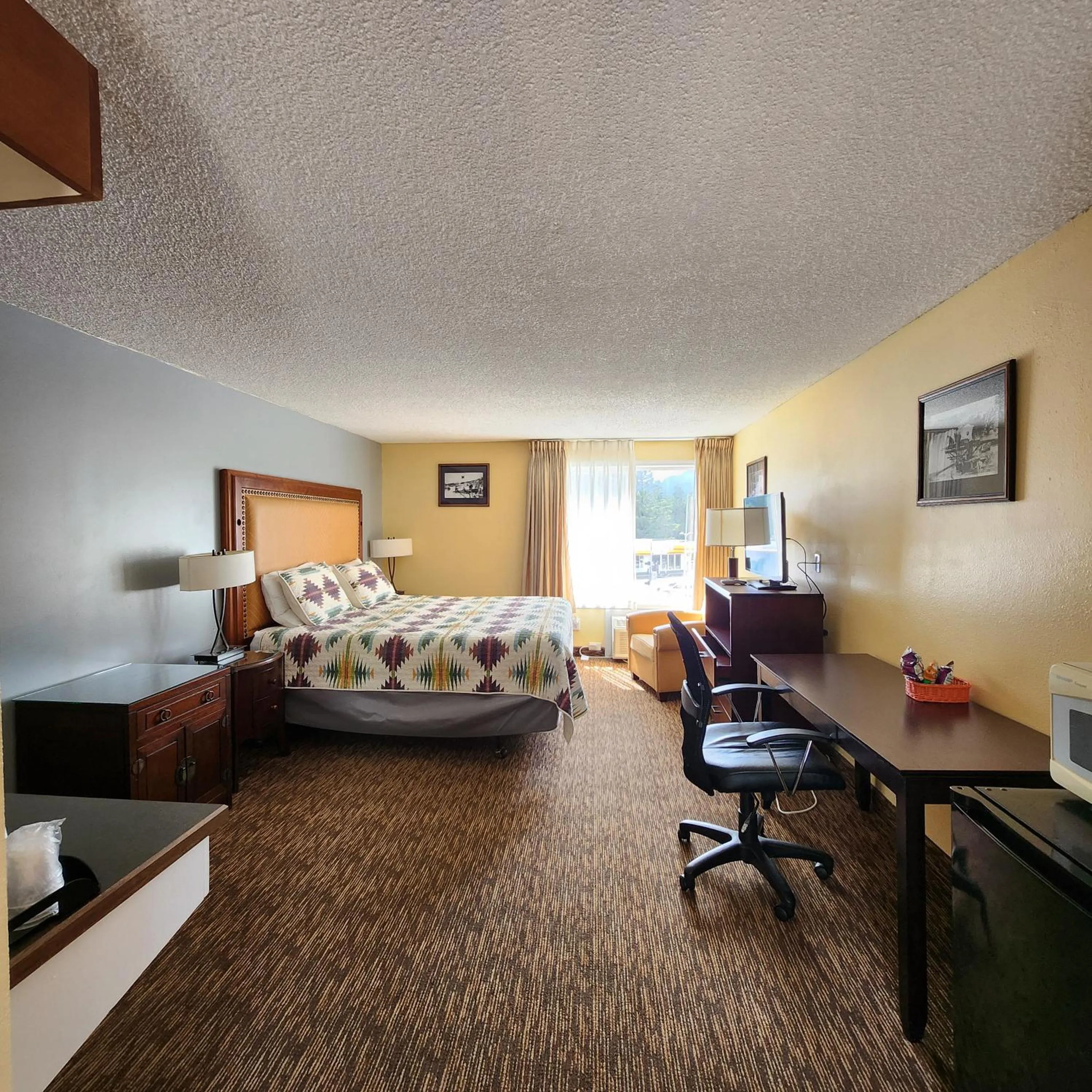 Bed in Columbia Gorge Inn