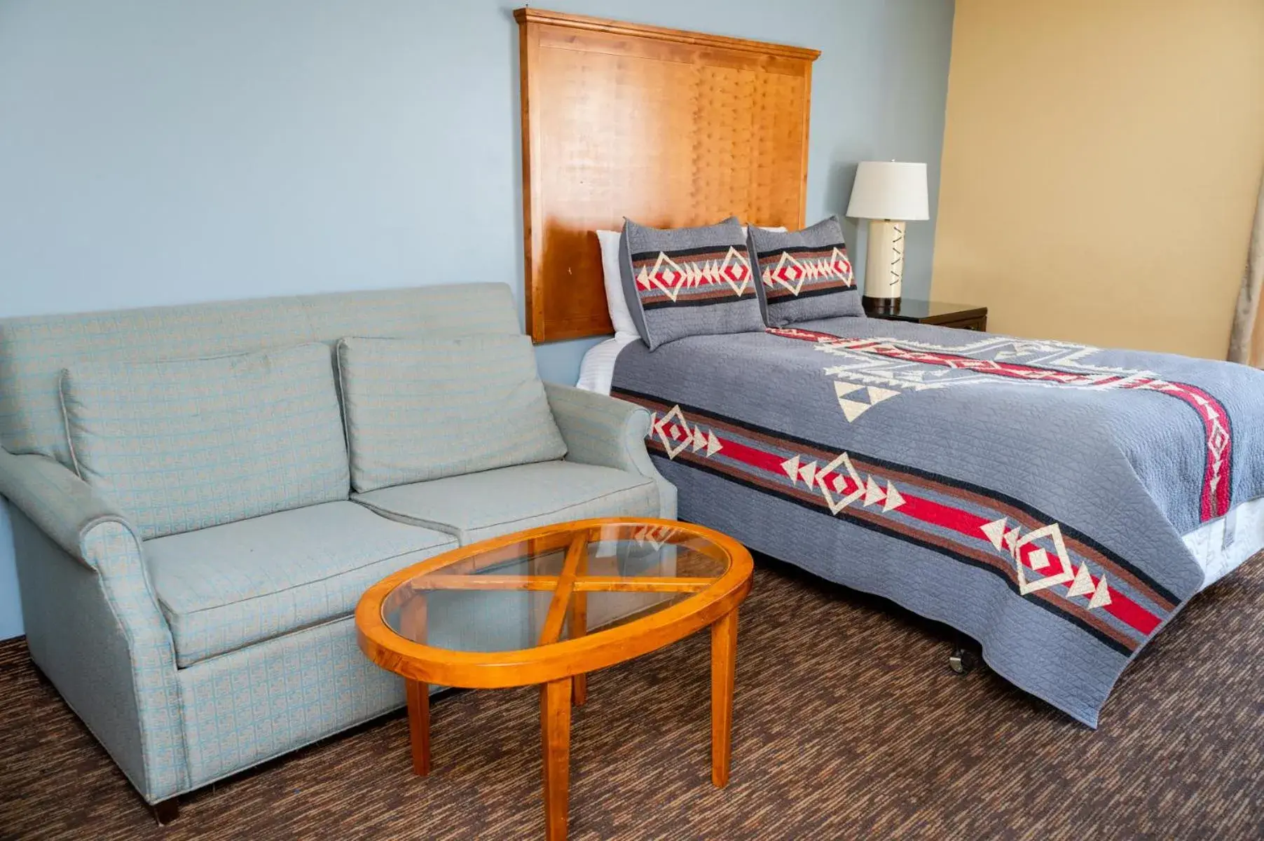 Bed in Columbia Gorge Inn Bed in Columbia Gorge Inn