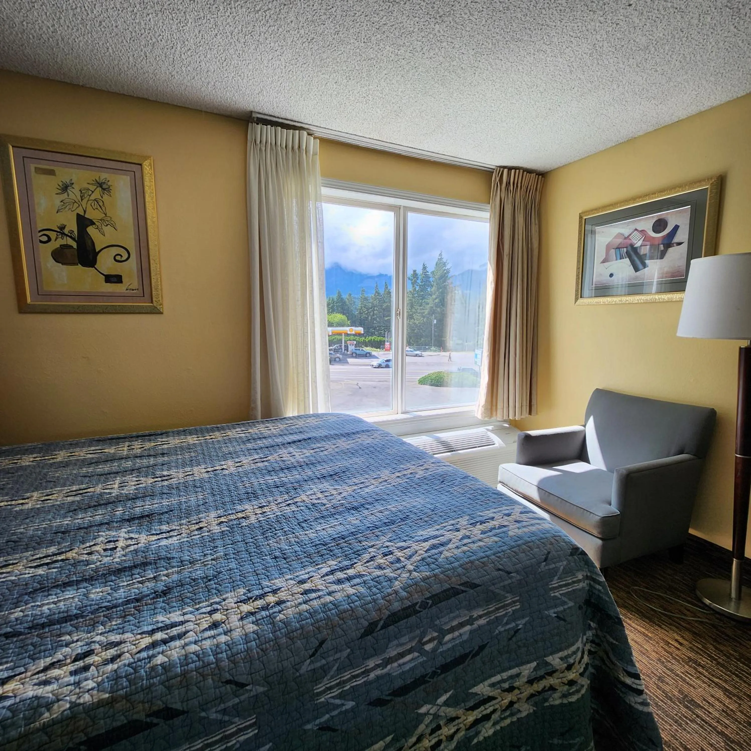 Bed in Columbia Gorge Inn