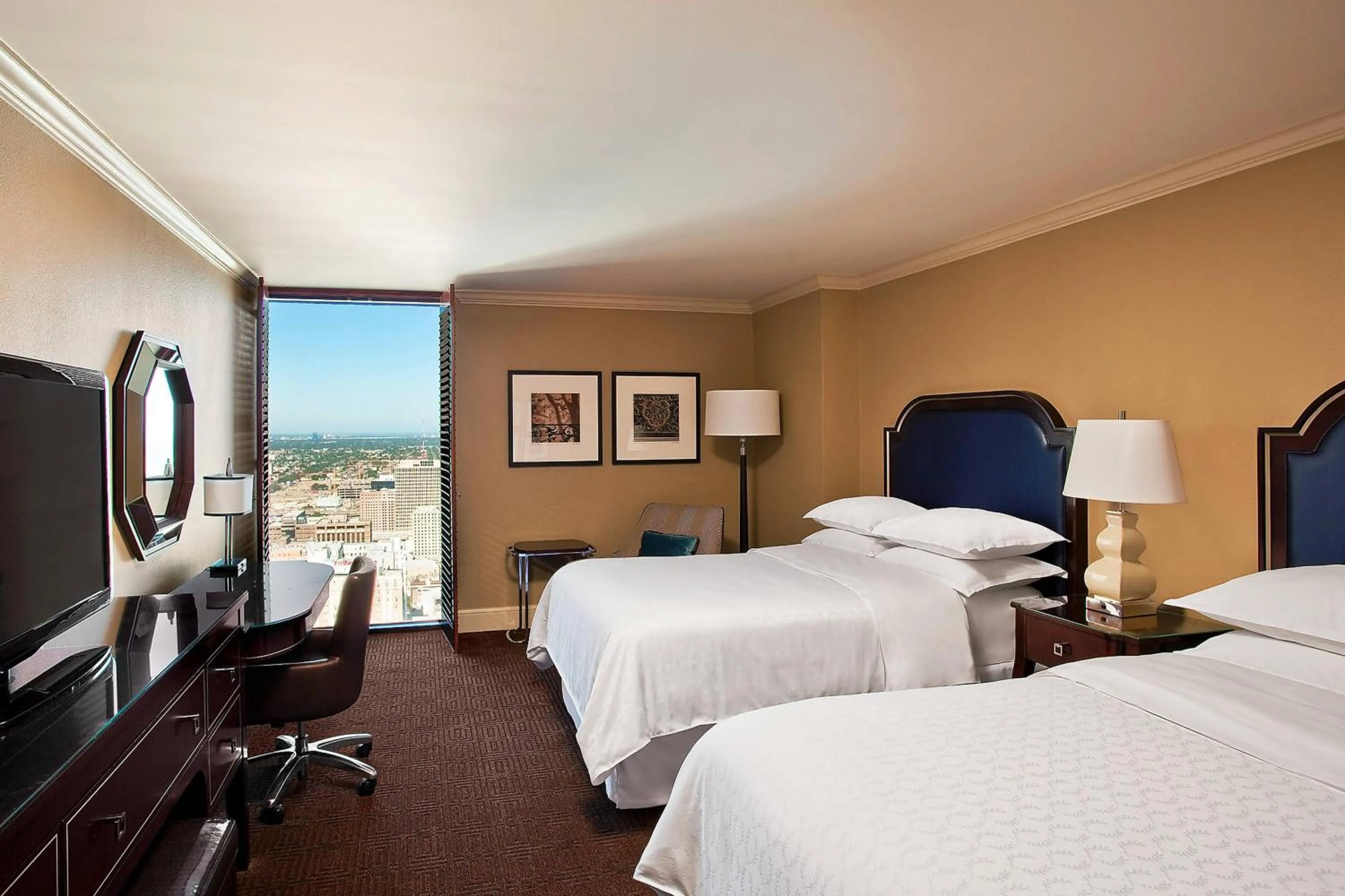 Photo of the whole room, Bed in Sheraton New Orleans Hotel