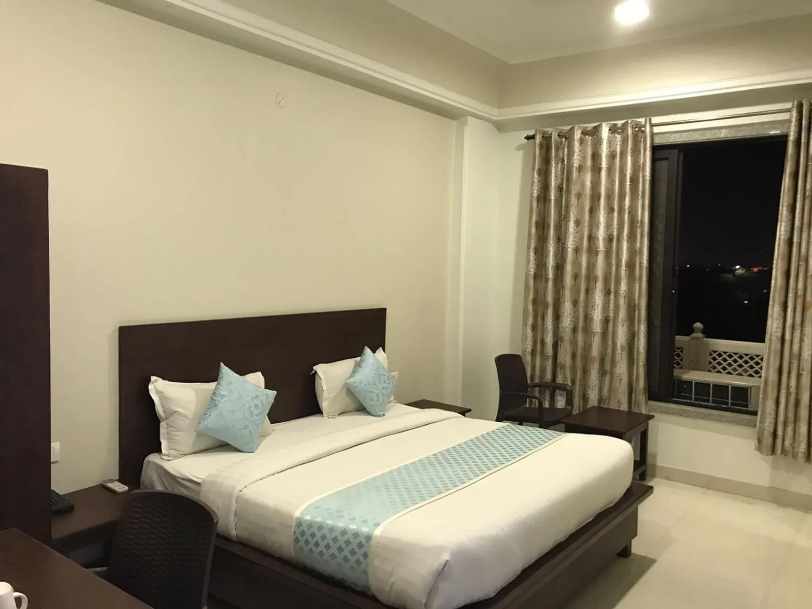 Photo of the whole room, Bed in Jeenmount Heritage Boutique Hotel