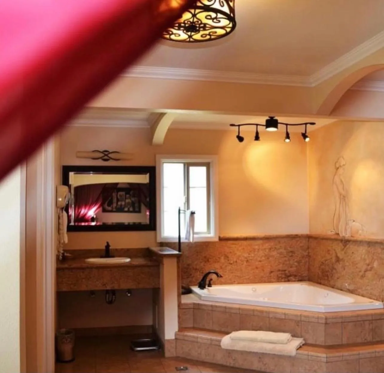 Bath in Chardonnay Lodge