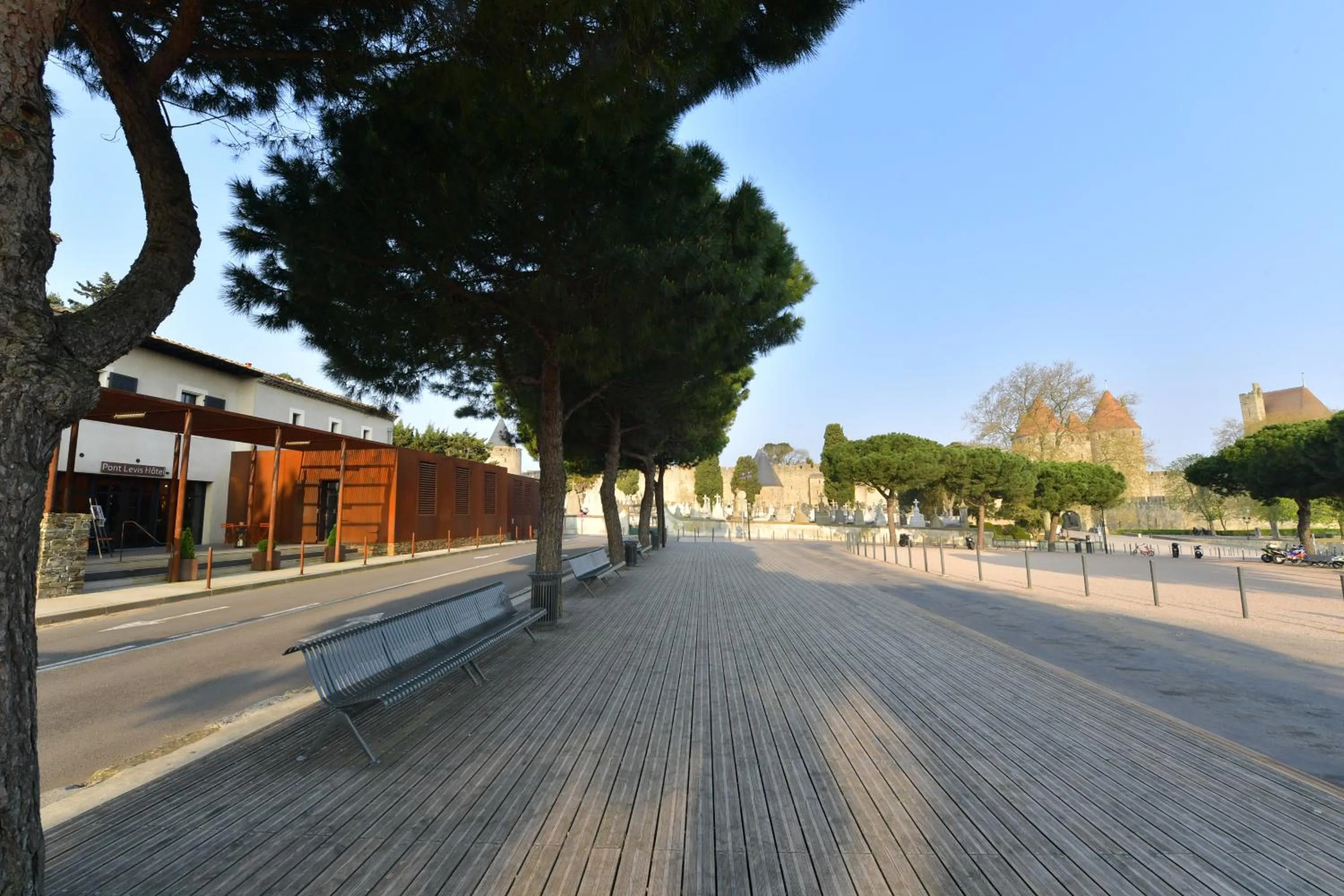 Facade/entrance in Hotel Pont Levis - Franck Putelat