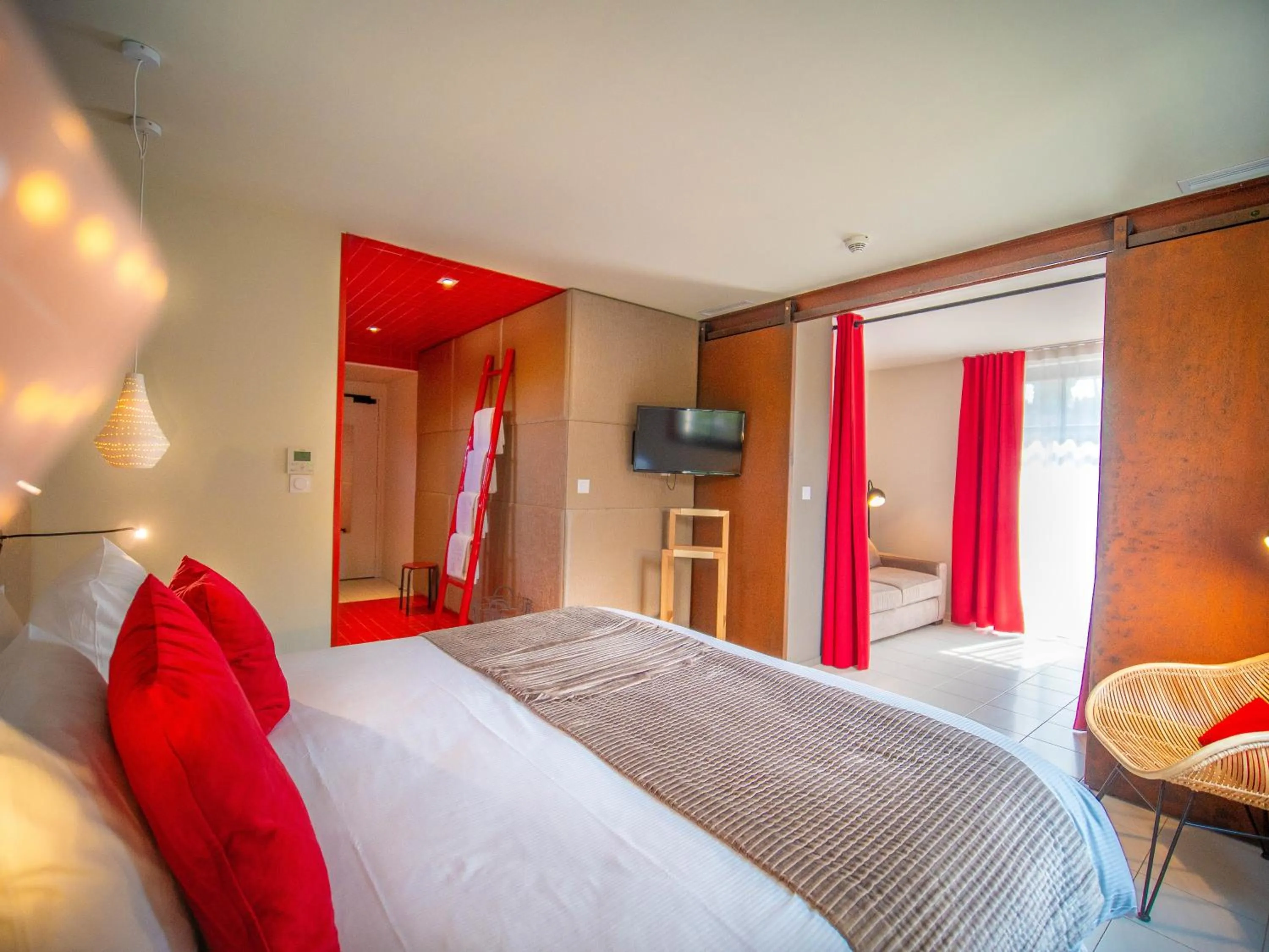 Shower, Bed in Hotel Pont Levis - Franck Putelat