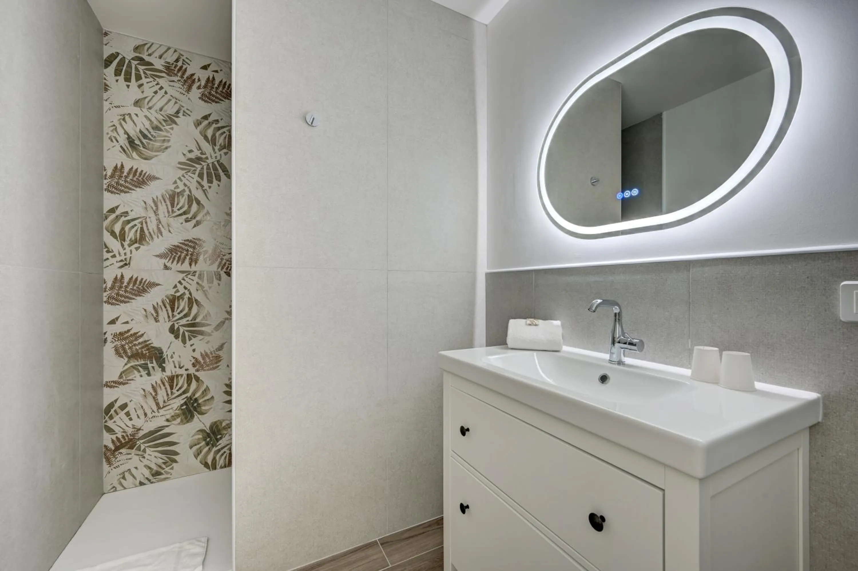 Bathroom in Logis Hotel Le Blason de Provence