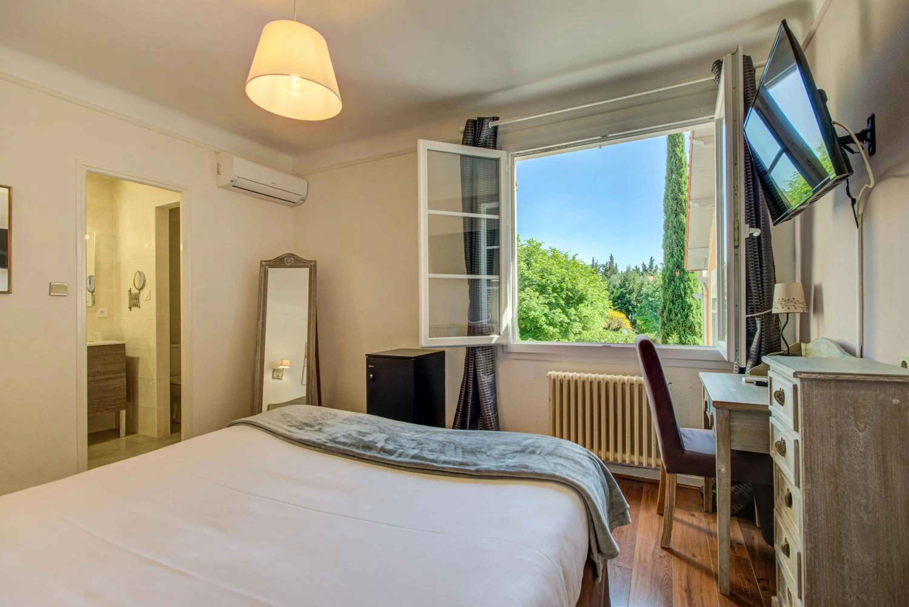 Photo of the whole room, Bed in Logis Hotel Le Blason de Provence