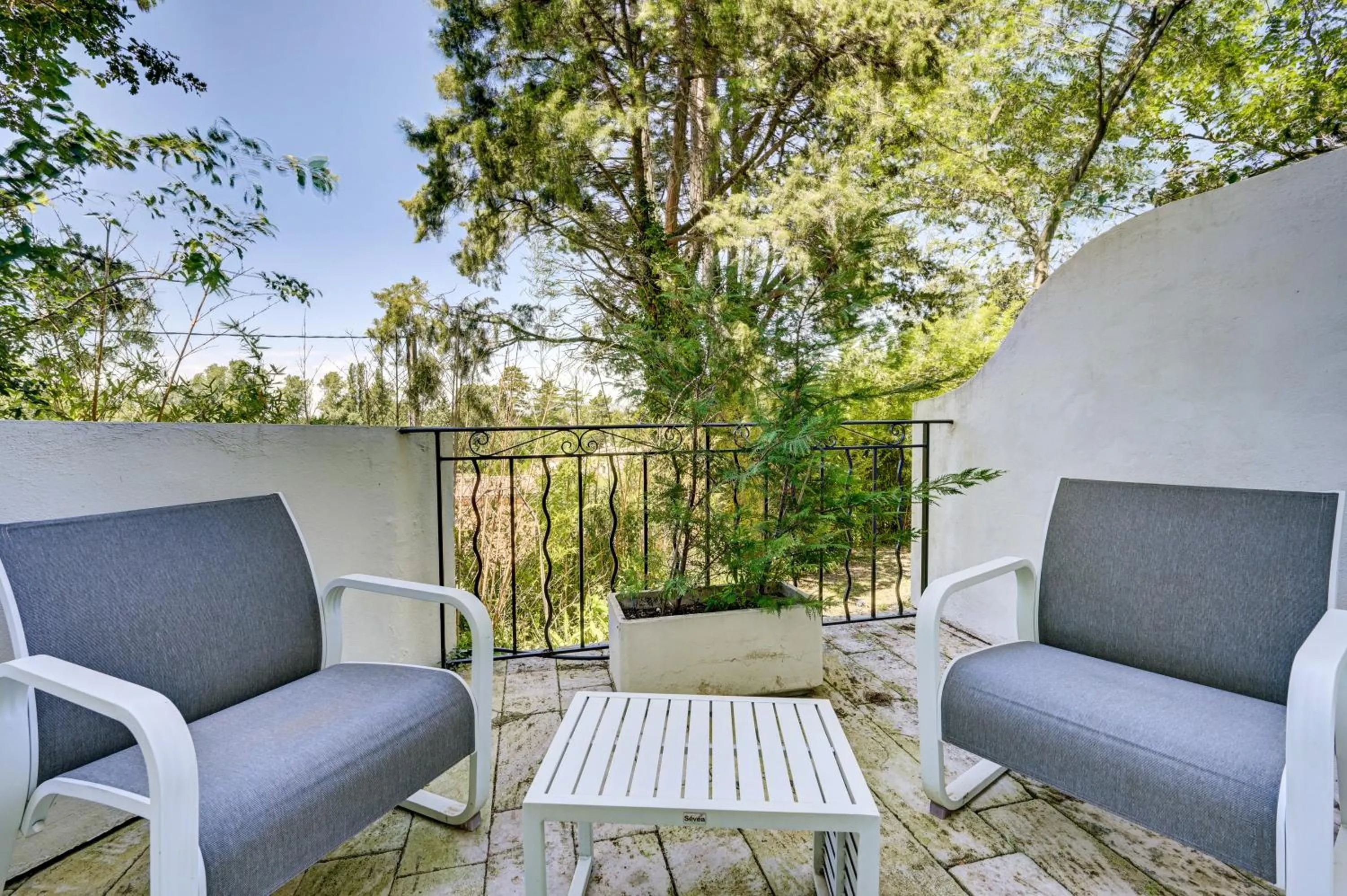Patio in Logis Hotel Le Blason de Provence