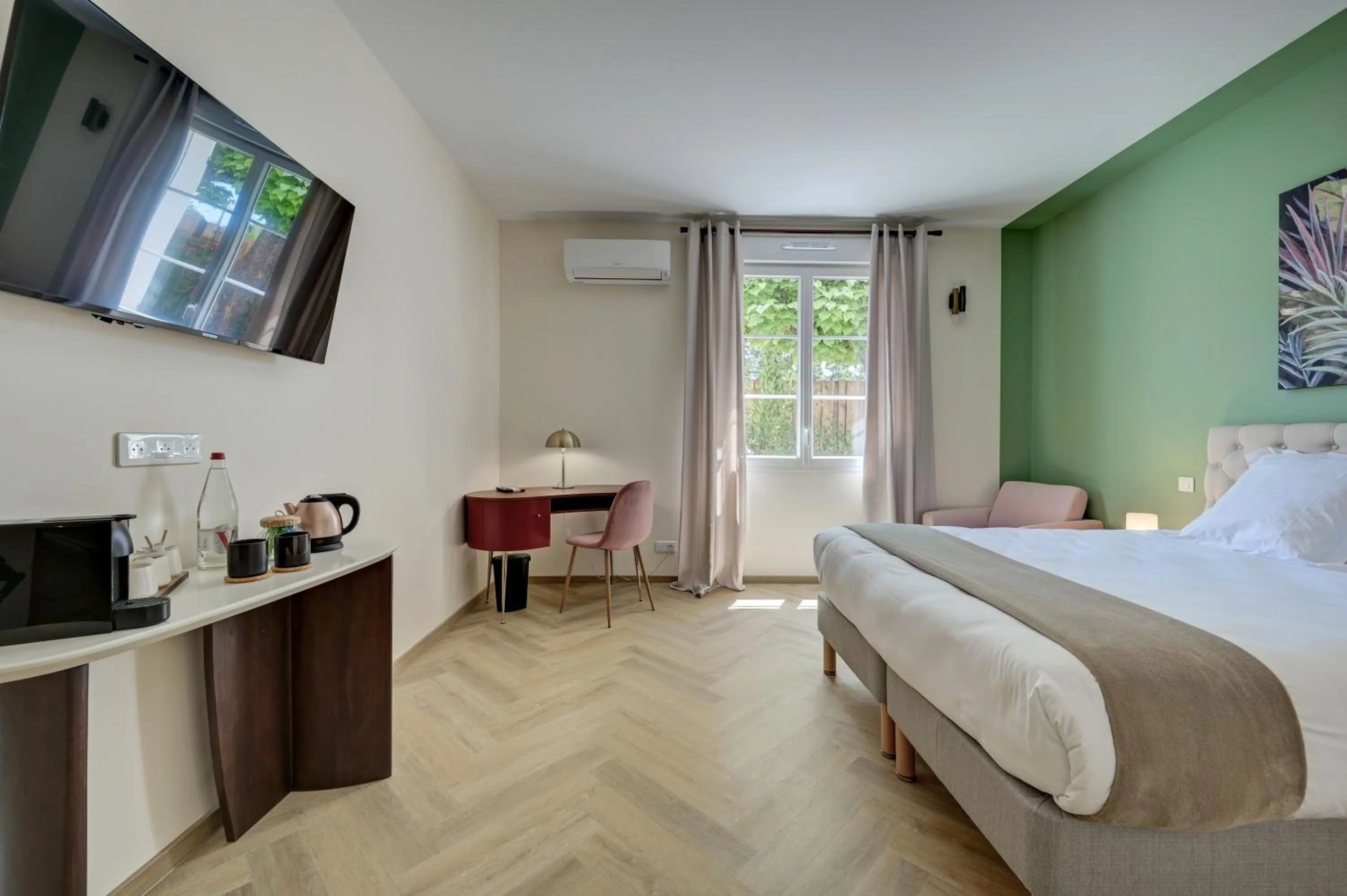 Photo of the whole room, Bed in Logis Hotel Le Blason de Provence