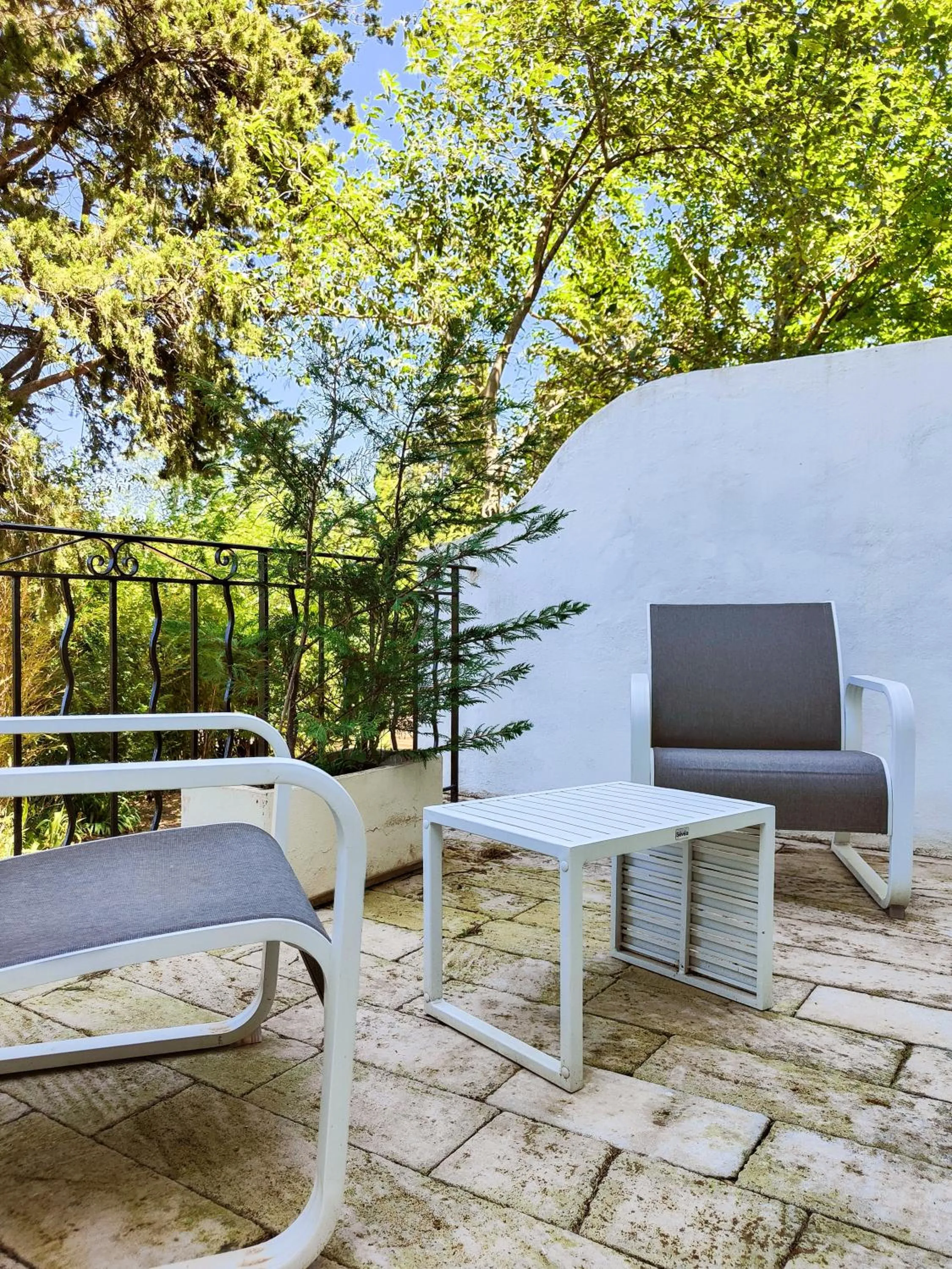 Patio in Logis Hotel Le Blason de Provence