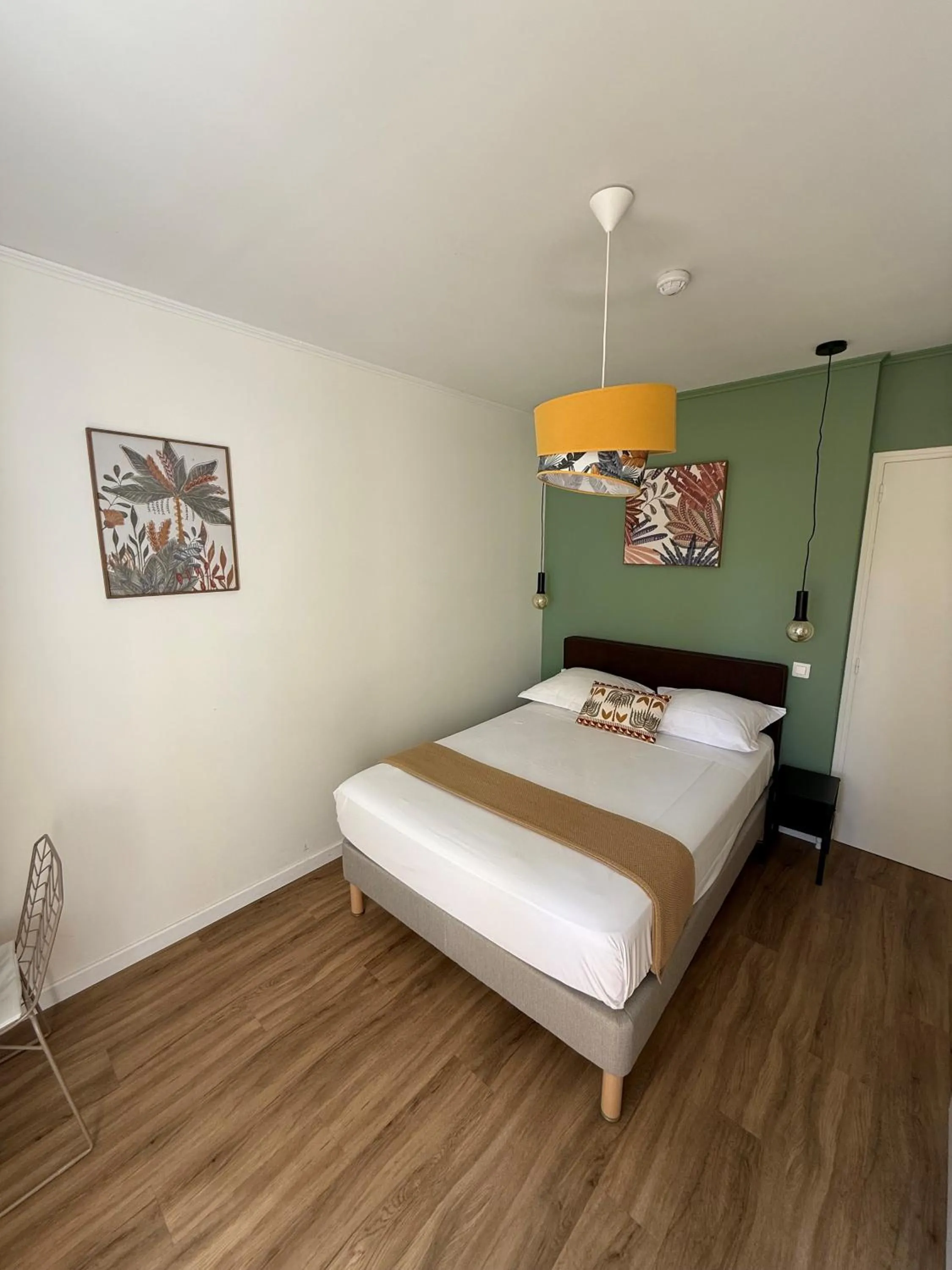 Photo of the whole room, Bed in Logis Hotel Le Blason de Provence