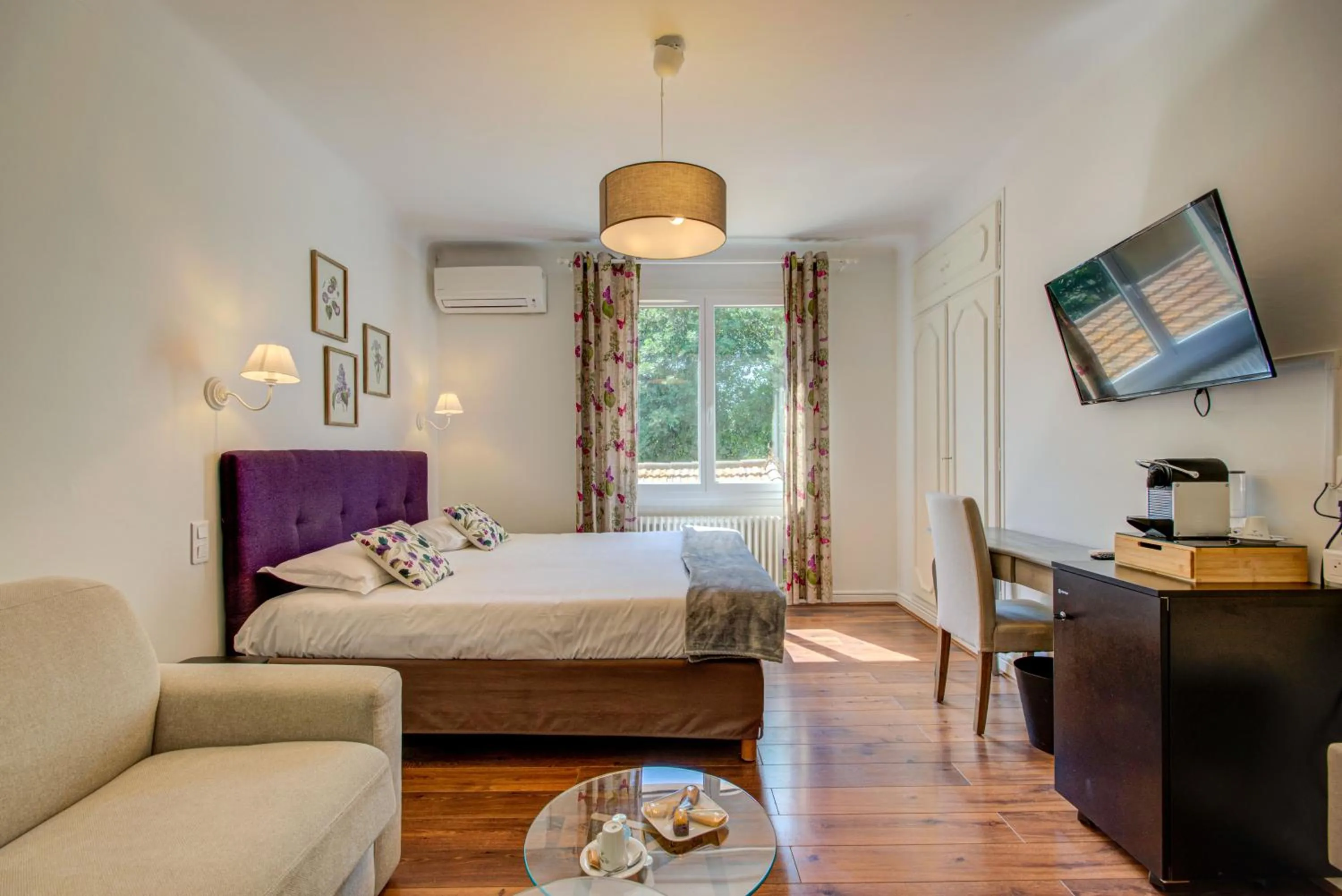 Bed in Logis Hotel Le Blason de Provence