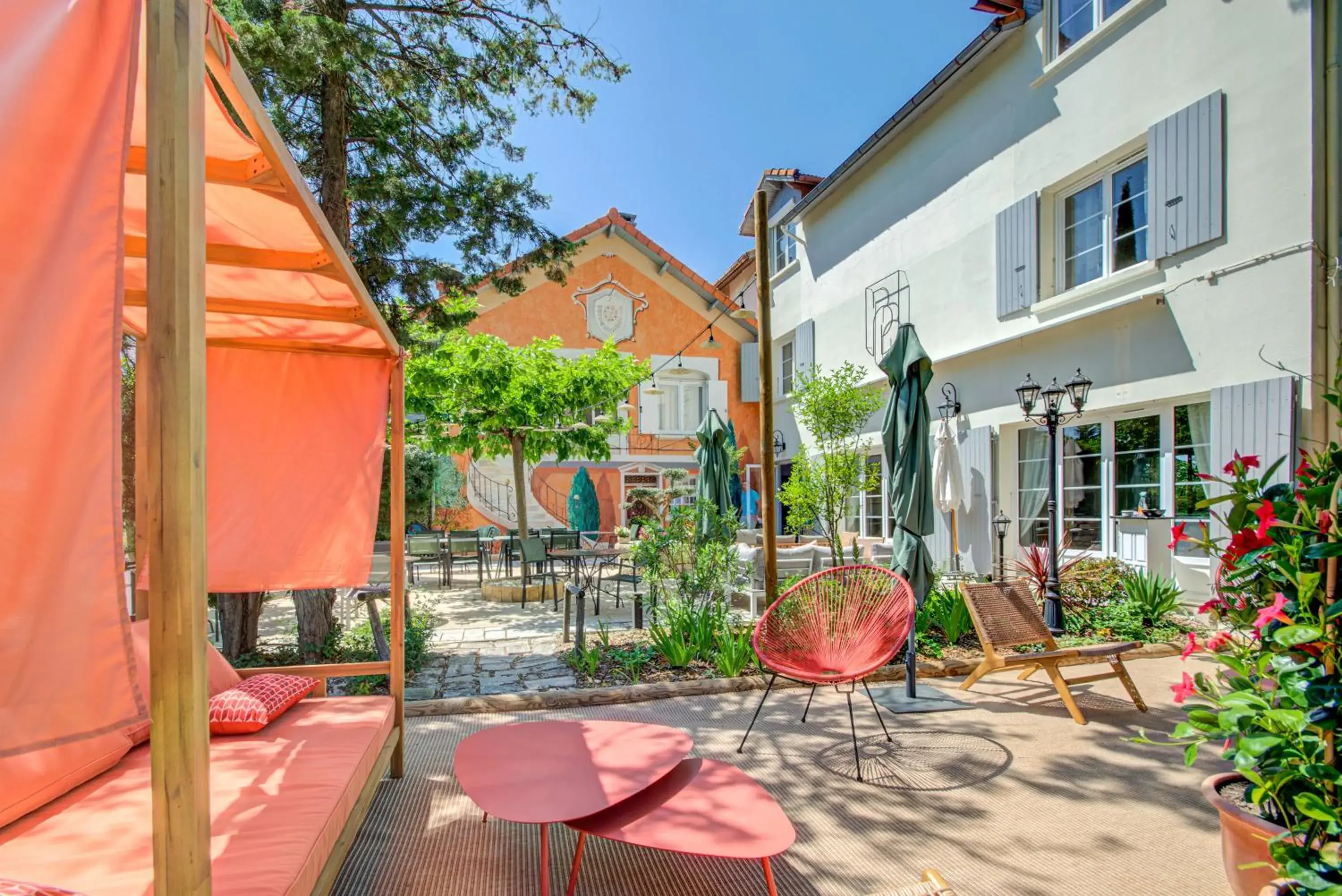 Lounge or bar in Logis Hotel Le Blason de Provence Lounge or bar in Logis Hotel Le Blason de Provence