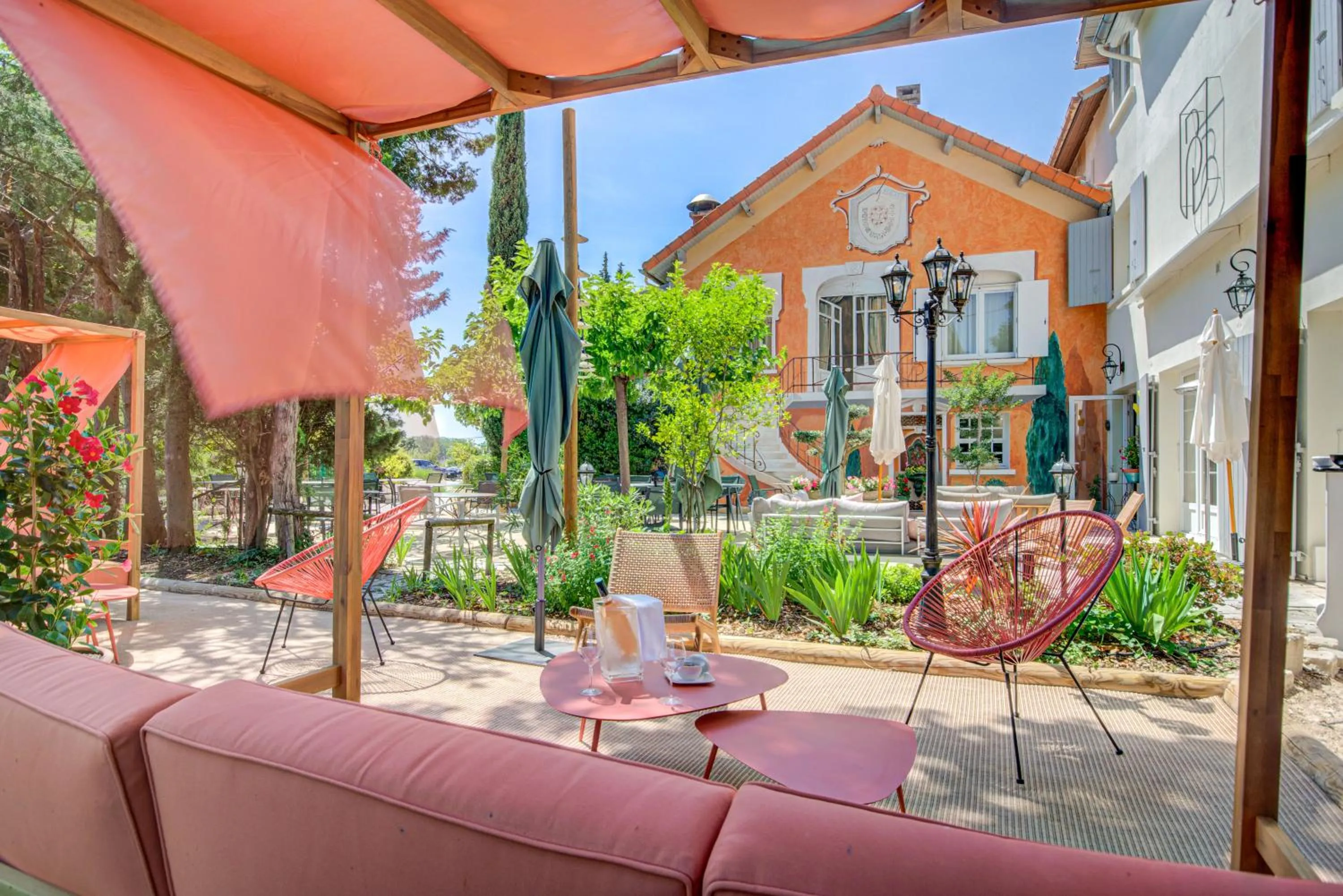 Lounge or bar in Logis Hotel Le Blason de Provence