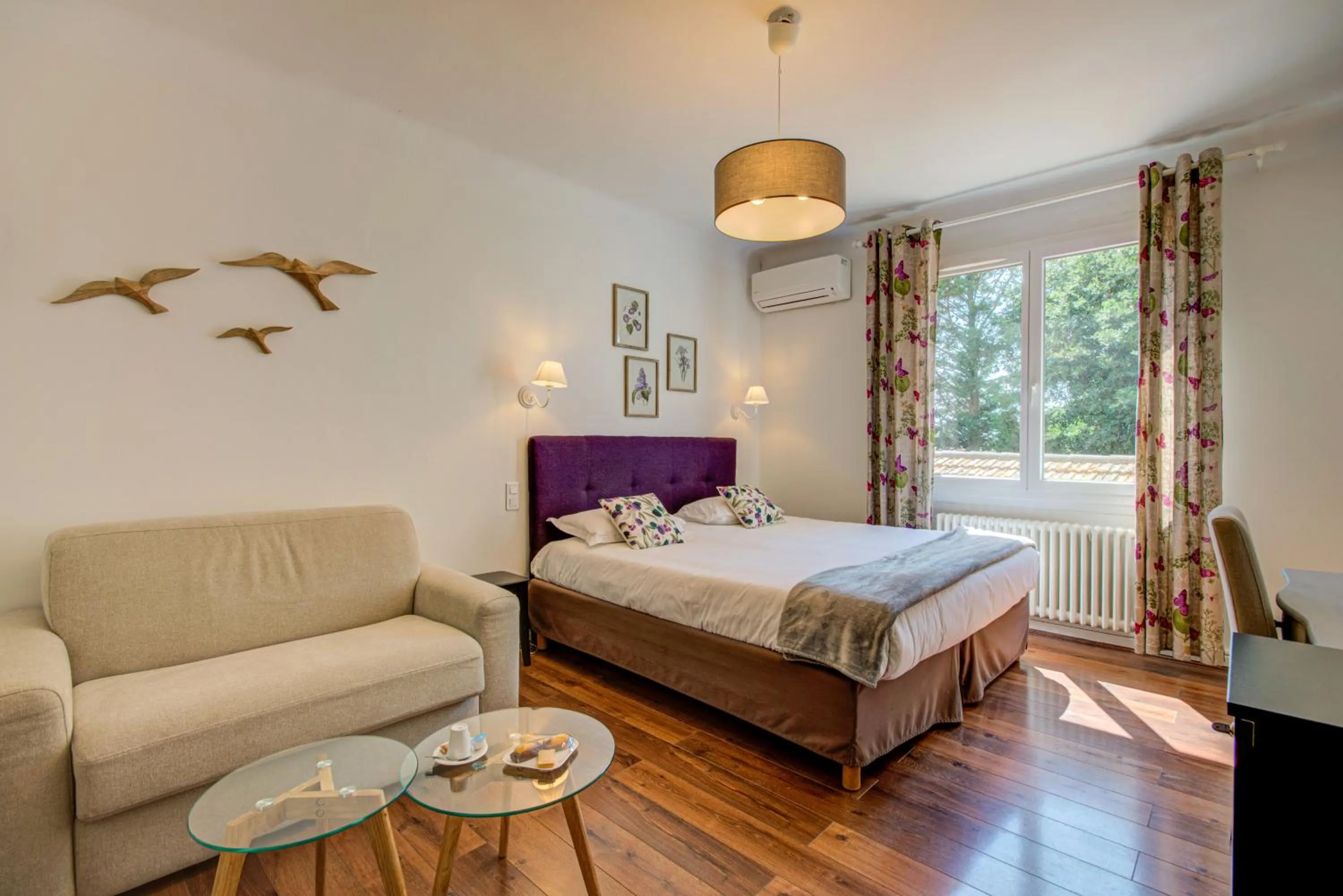 Photo of the whole room, Bed in Logis Hotel Le Blason de Provence