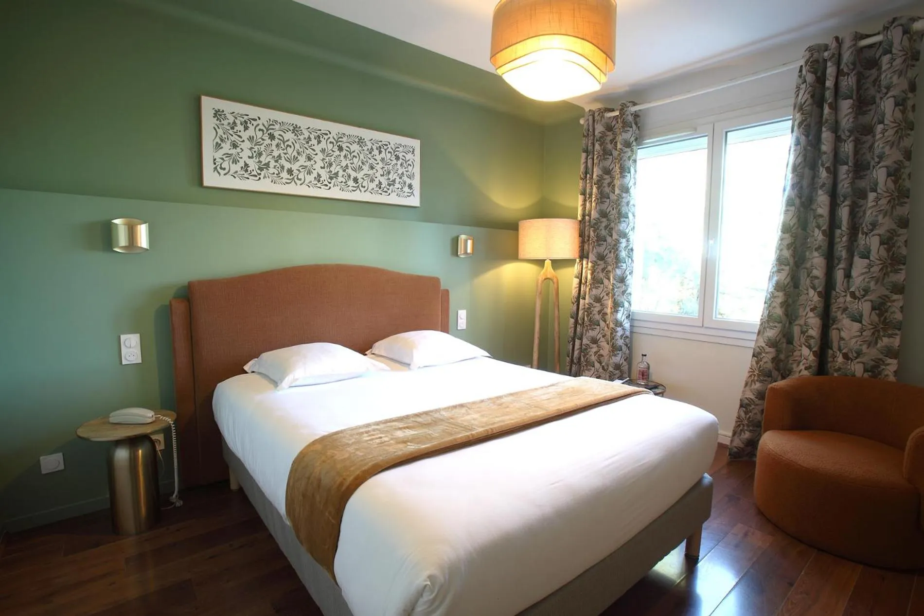 Bed in Logis Hotel Le Blason de Provence