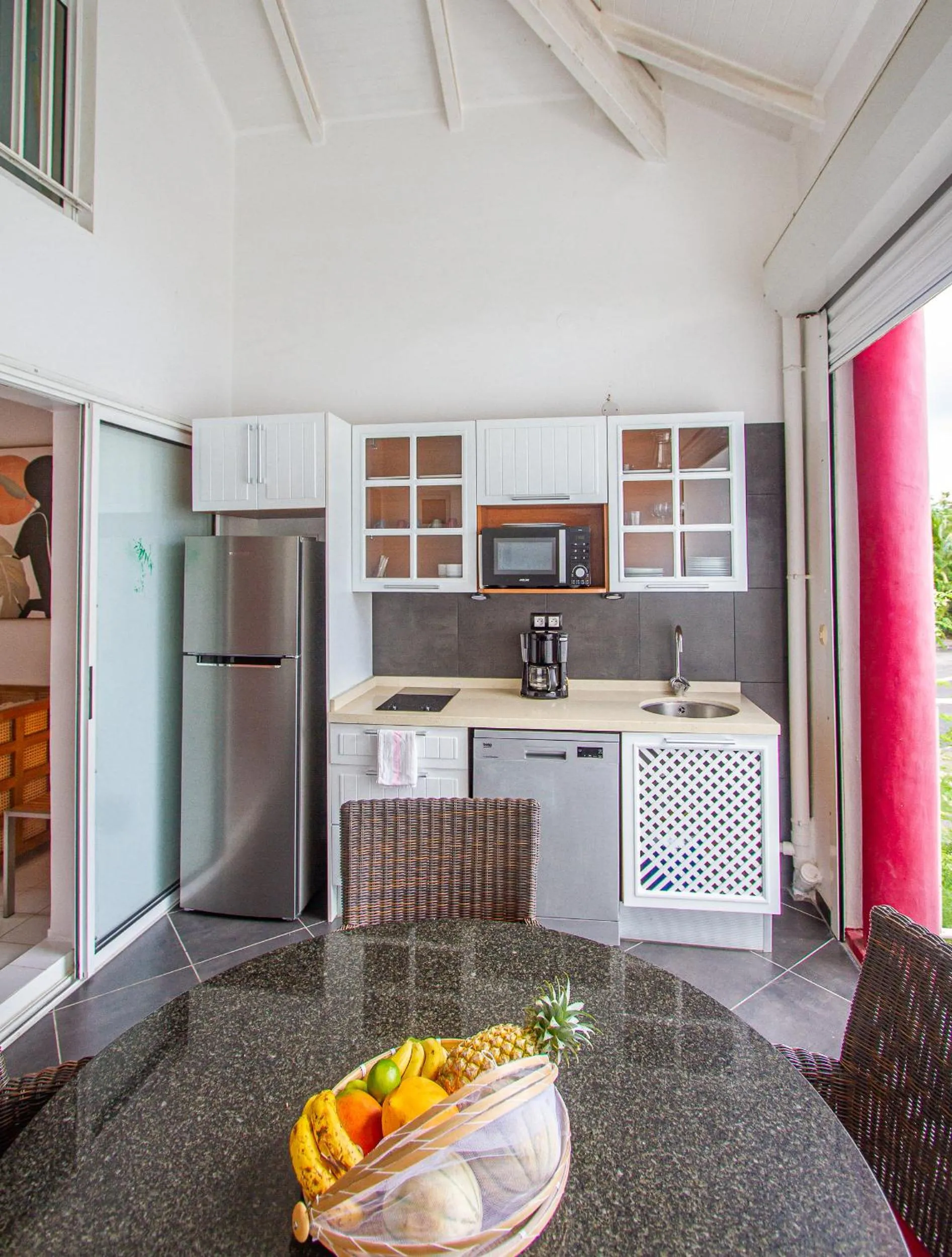 Kitchen or kitchenette in Résidence Le Vallon Guadeloupe Parc Piscine Appartements & Studios