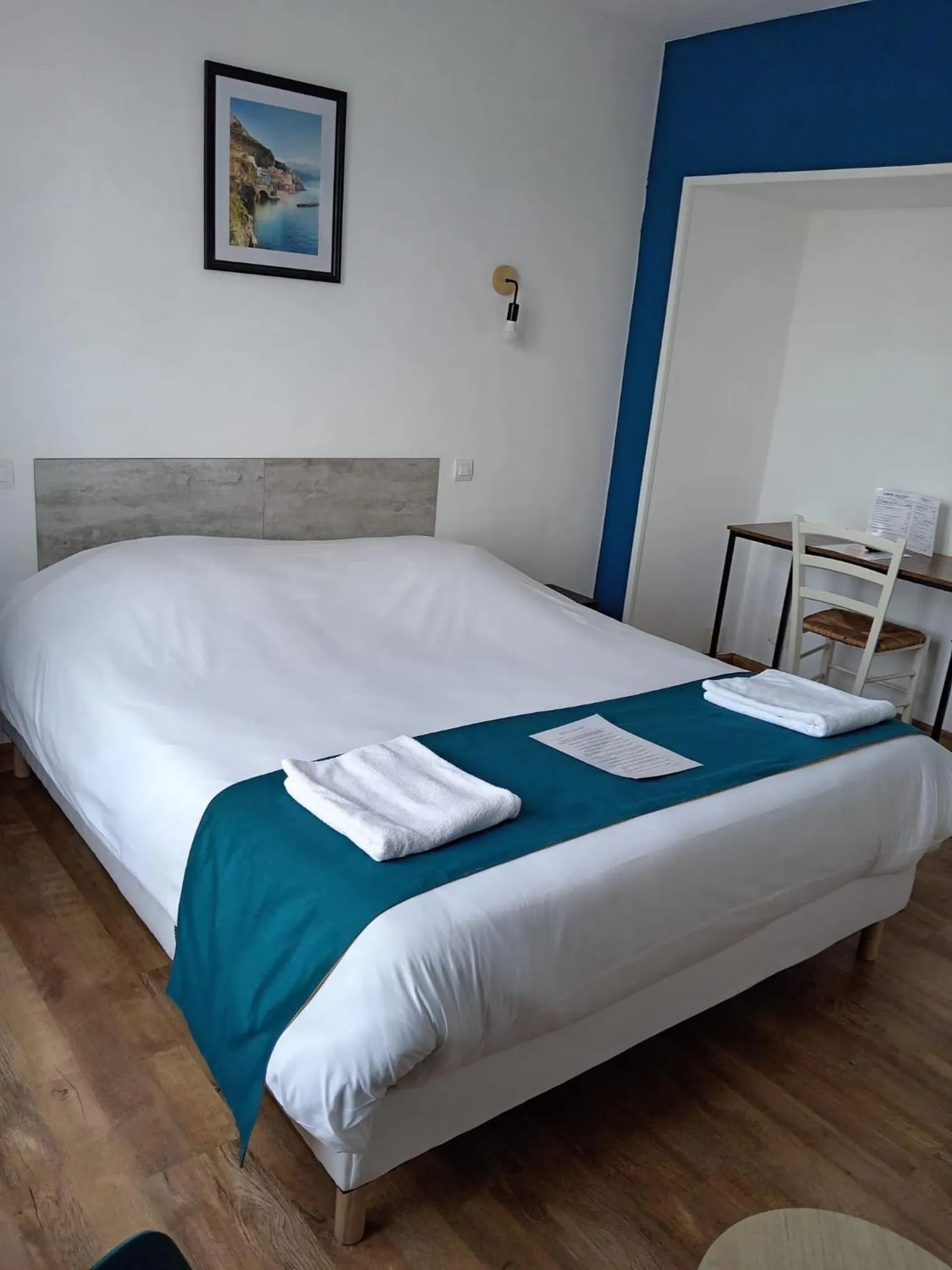 Bed in Hôtel Le Lyon Vert Commentry