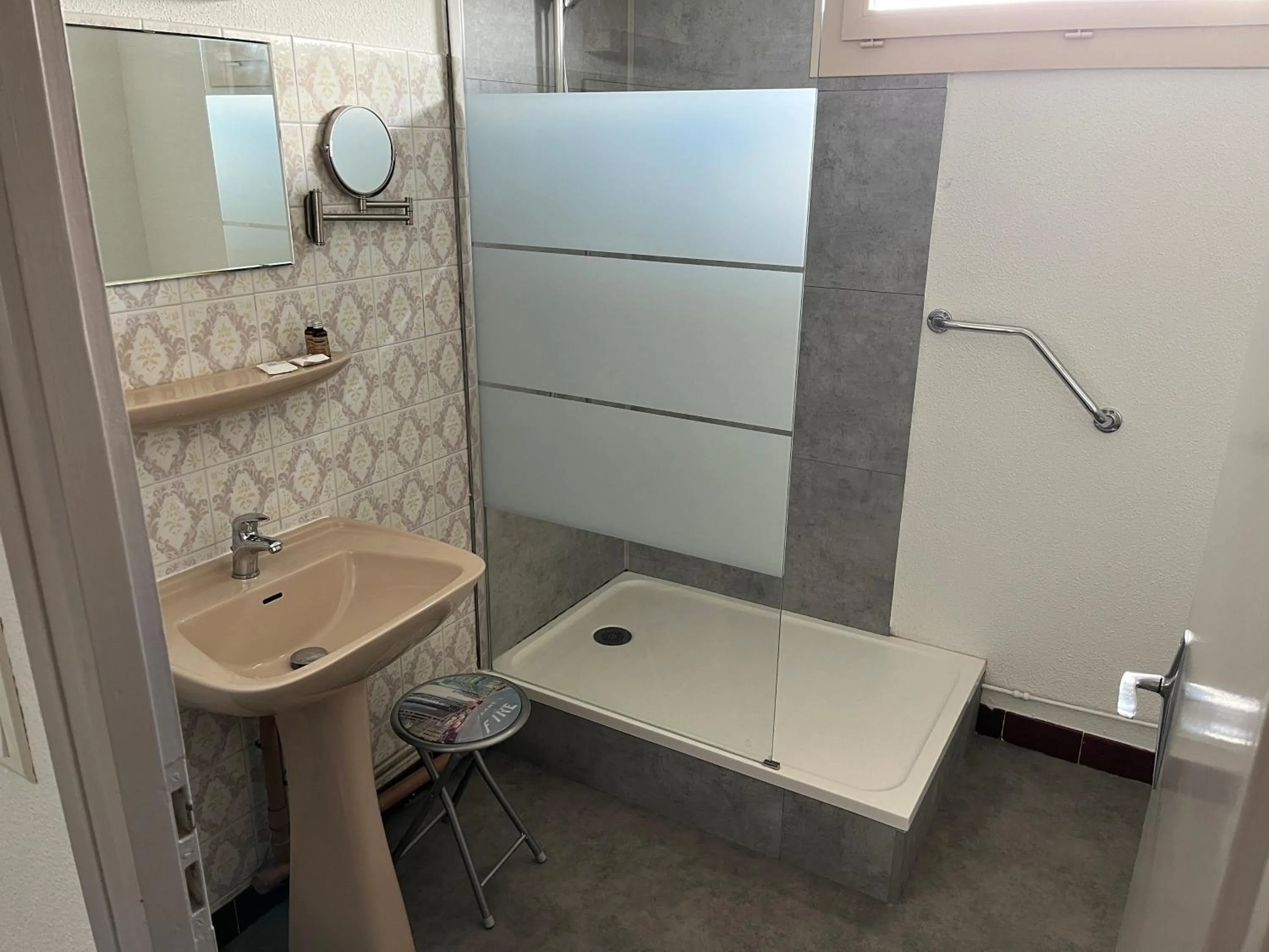 Shower in Hôtel Le Lyon Vert Commentry