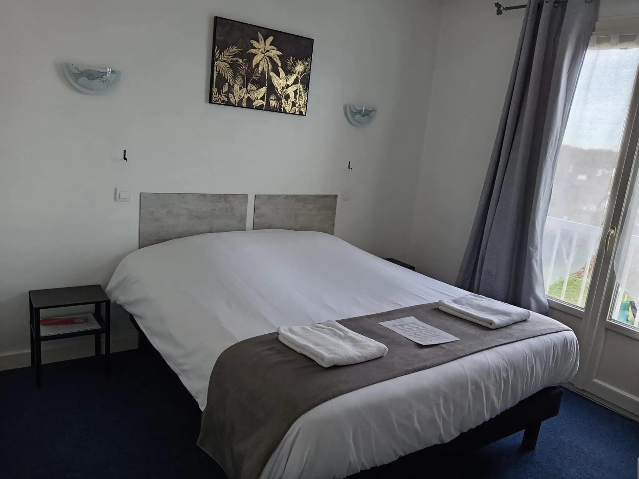 Bed in Hôtel Le Lyon Vert Commentry