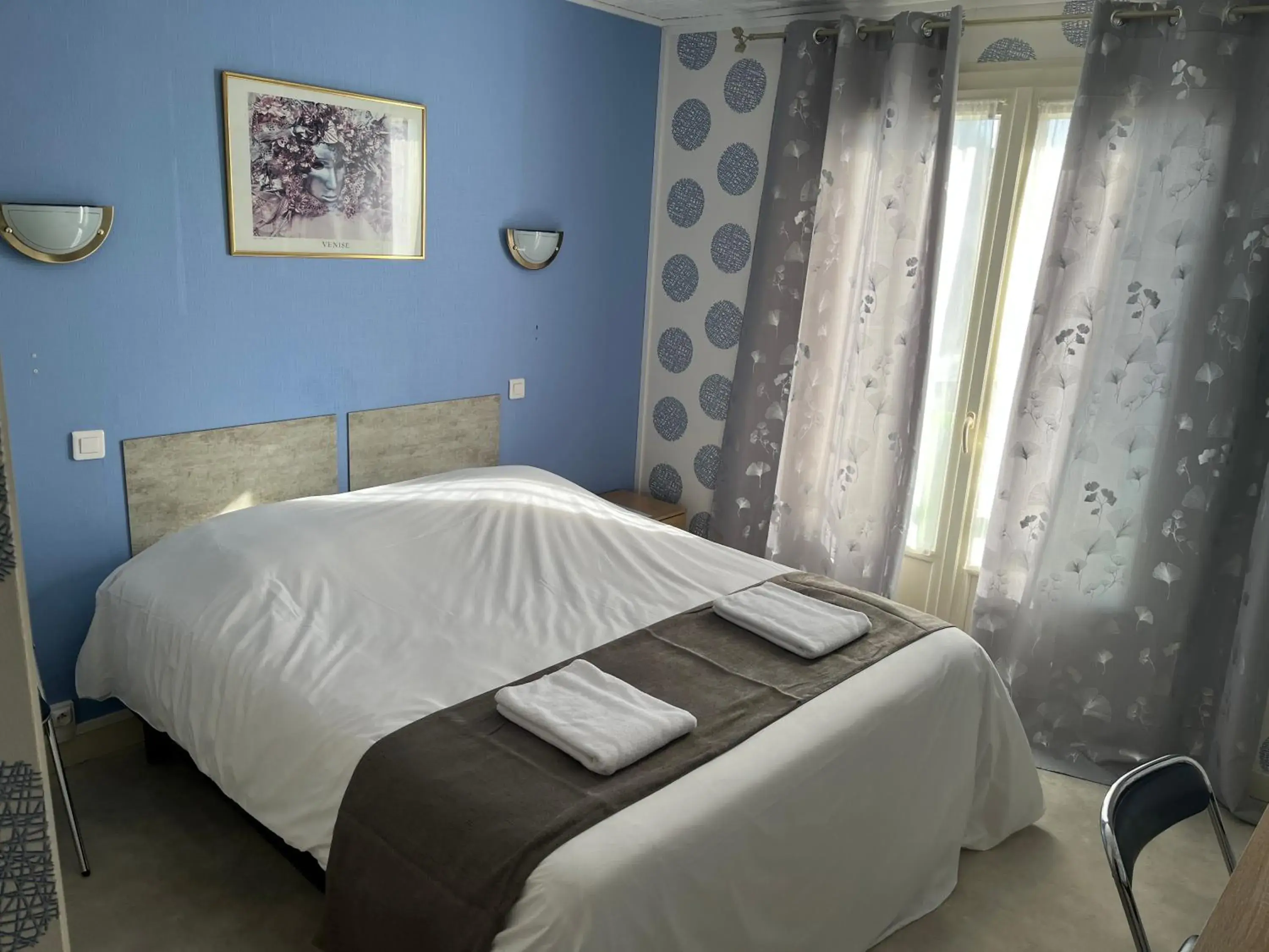 Comfort Double Room in Hôtel Le Lyon Vert Commentry Comfort Double Room in Hôtel Le Lyon Vert Commentry