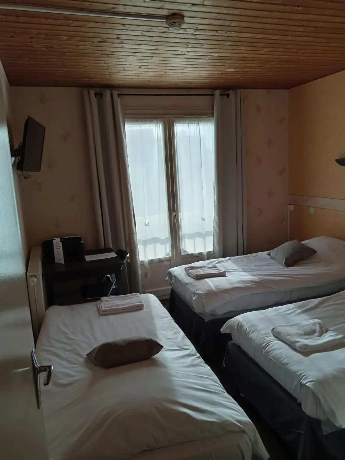 Triple Room in Hôtel Le Lyon Vert Commentry Triple Room in Hôtel Le Lyon Vert Commentry