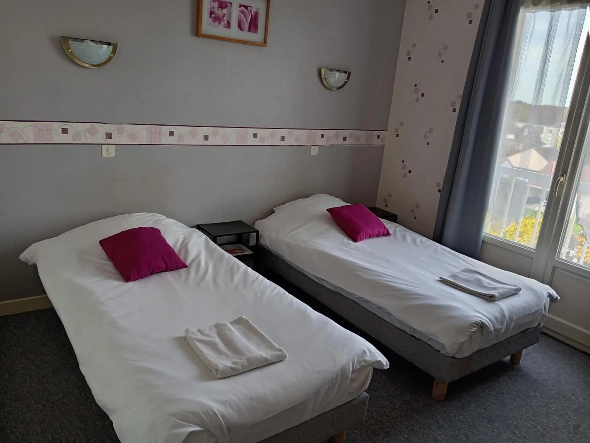 Bed in Hôtel Le Lyon Vert Commentry