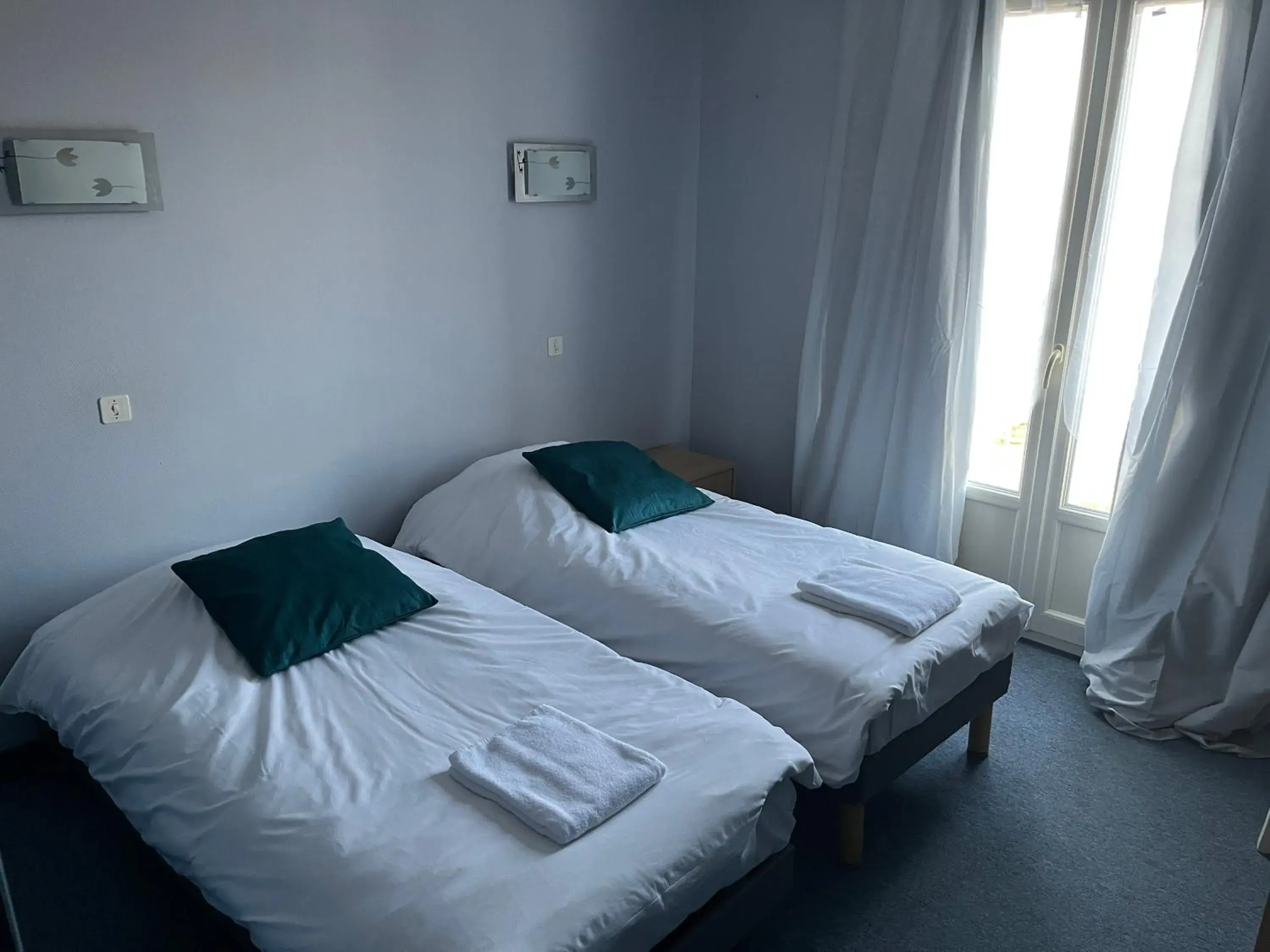 Comfort Twin Room in Hôtel Le Lyon Vert Commentry Comfort Twin Room in Hôtel Le Lyon Vert Commentry