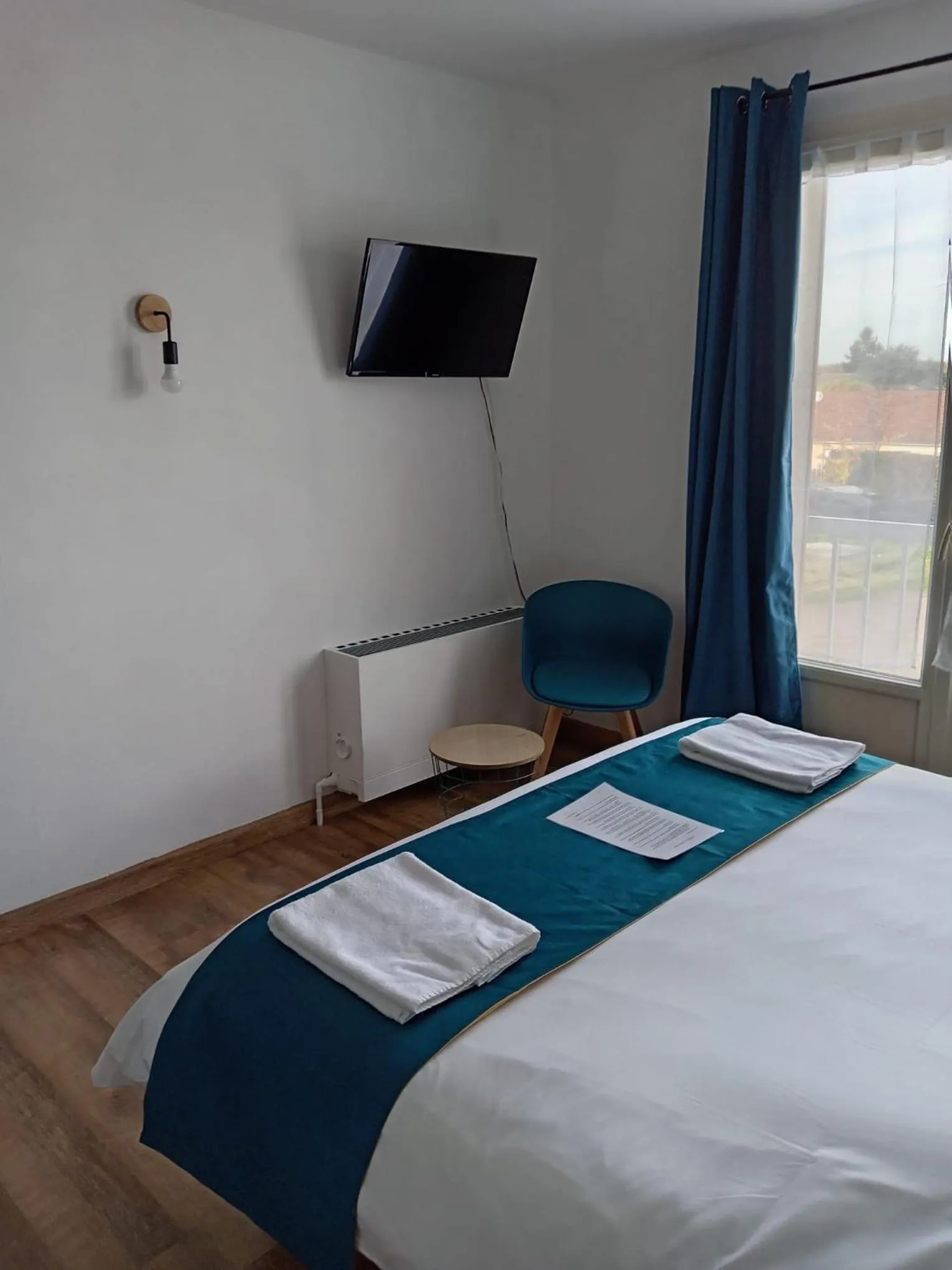 Bed in Hôtel Le Lyon Vert Commentry