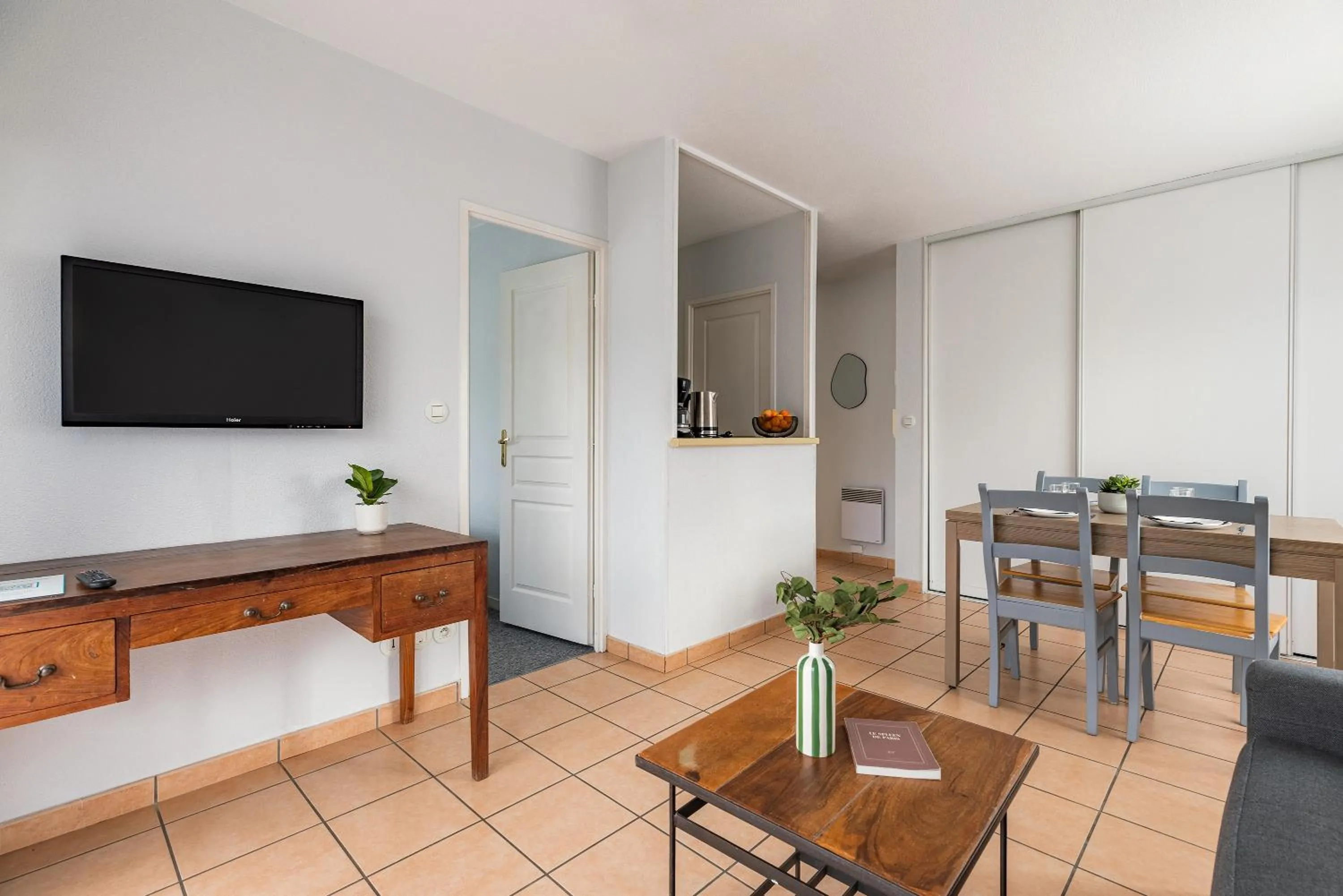 TV and multimedia in Appart'City Classic Dijon - Toison D'Or