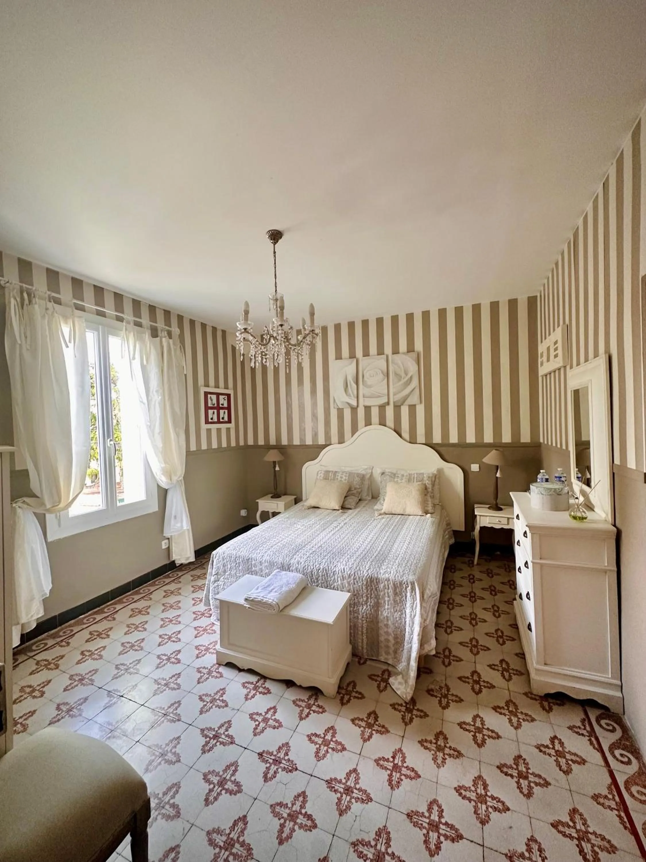 Photo of the whole room, Bed in Lacanepière