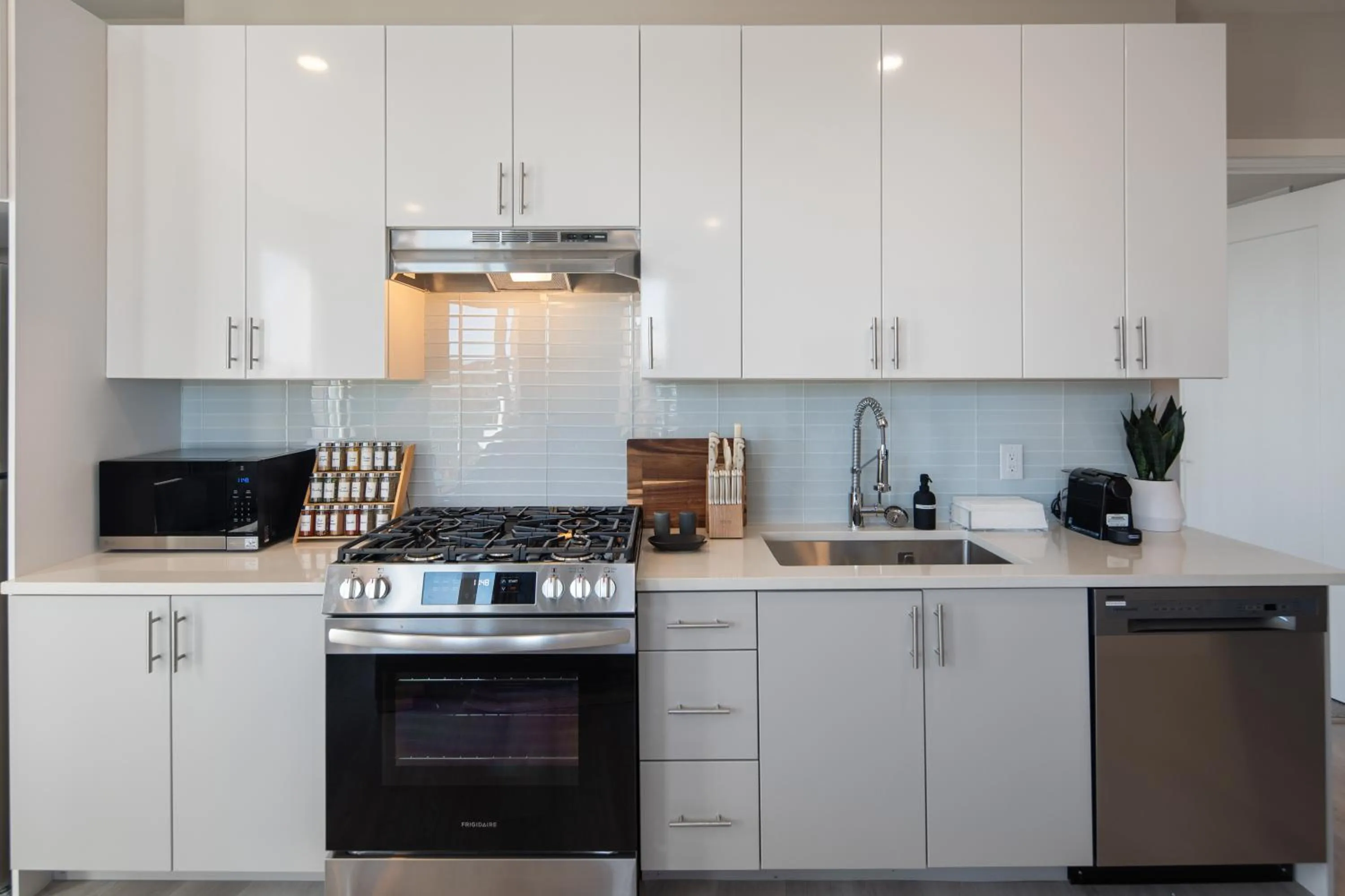 Kitchen or kitchenette in Luxury Furnished Apartments by Hyatus Downtown at Yale