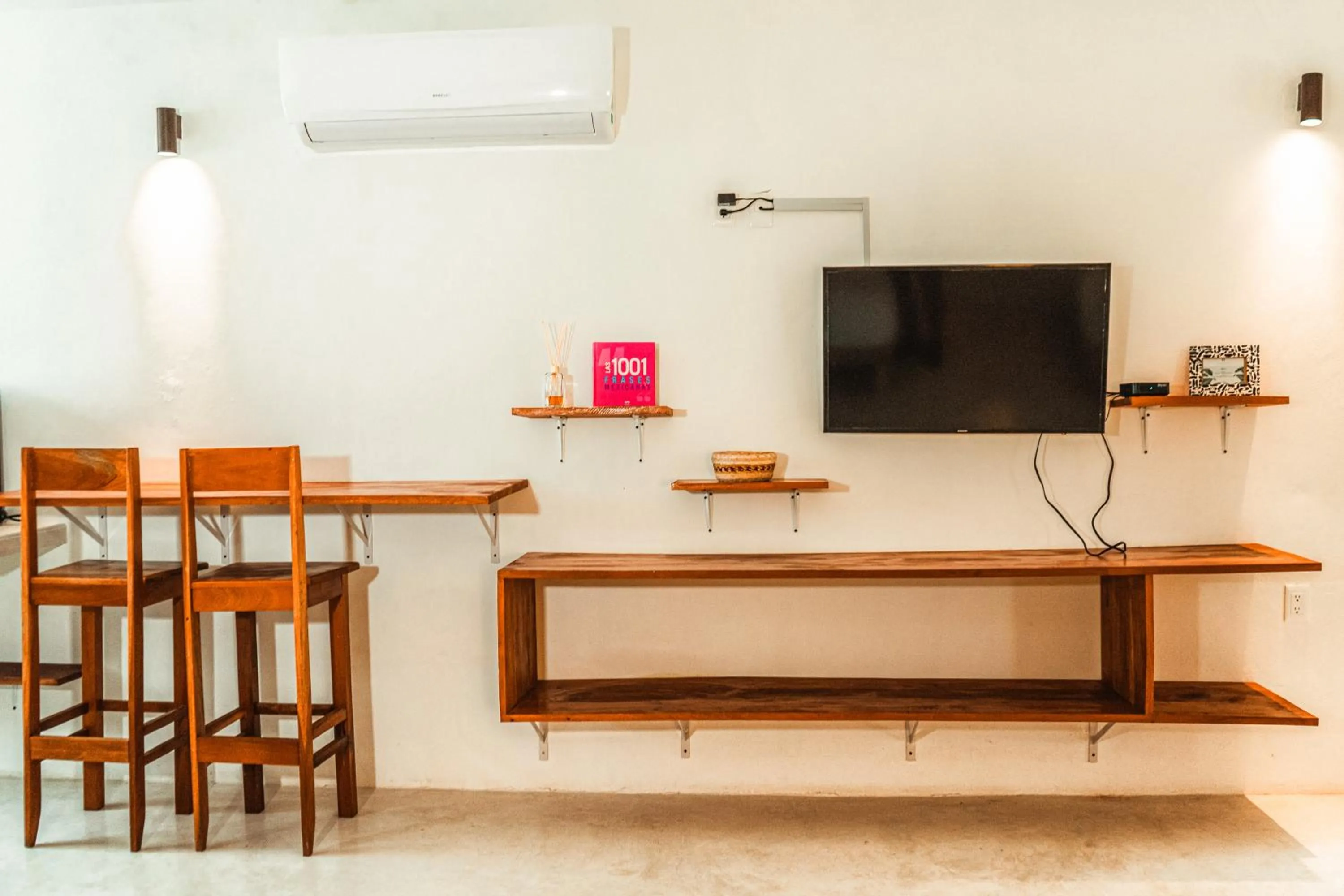 TV and multimedia in Royal Palm Bacalar Cabañas & Lagoon Club